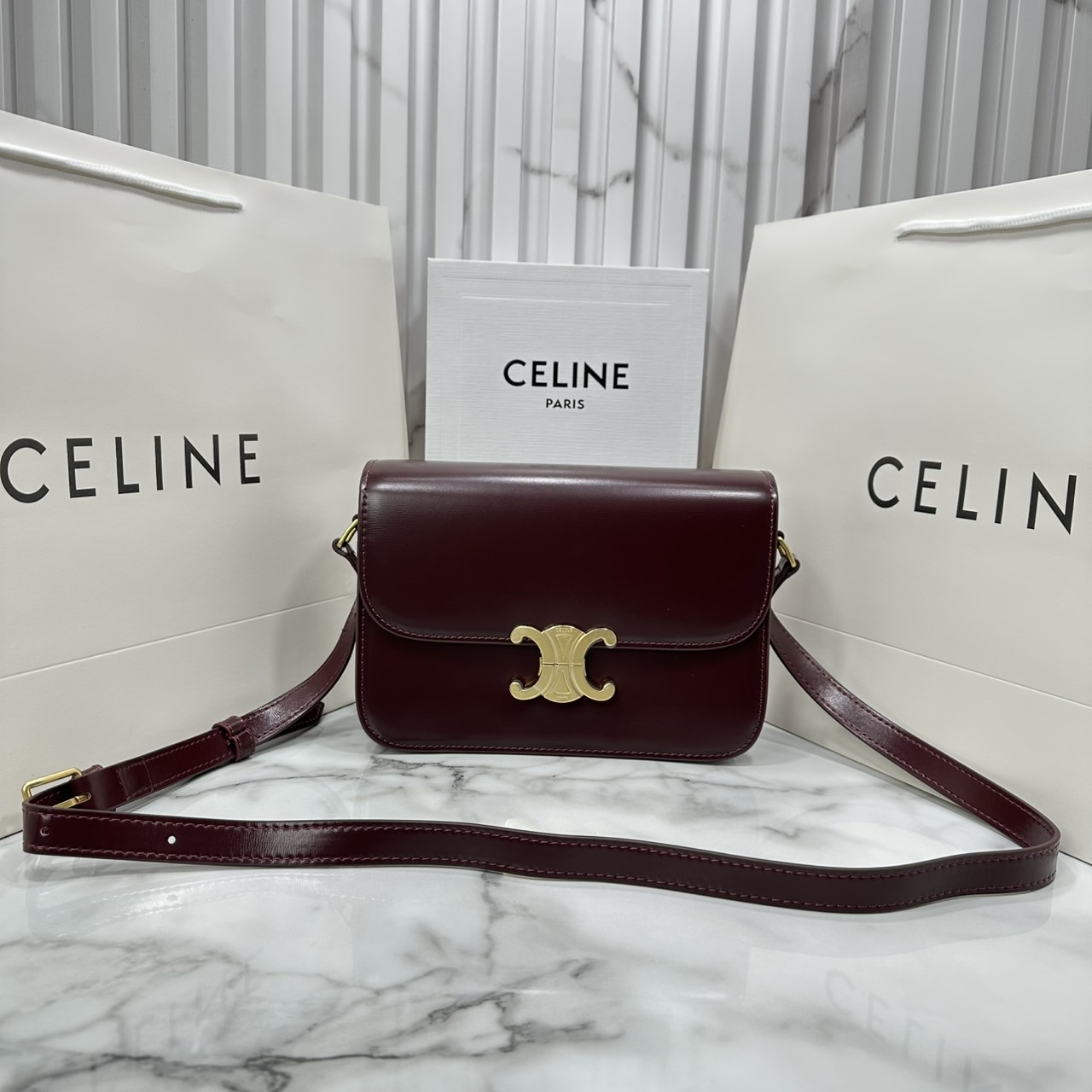 ORI หนังแท้ | 9" CELINE CLASSIQUE TRIOMPHE bag in natural leather กระเป๋าสะพายรุ่นยอดนิยม ด้วยรูปทรงสี่เหลี่ยมผืนผ้า ดีไซน์คล่องตัวถ่ายทอดให้เห็นถึงแก่นแท้ของสไตล์