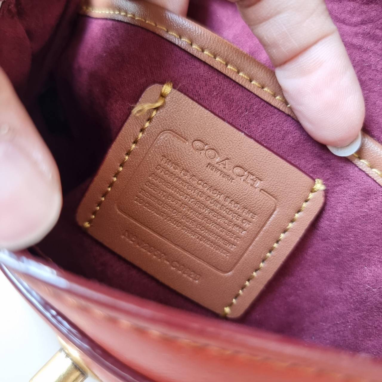 ของแท้ 💯% COACH C0829 MADISON SHOULDER BAG 16 IN SIGNATURE CANVAS กระเป๋าสะพายข้าง ไซส์กะทัดรัด พกพาง่าย น้ำหนักเบา ดีไซน์สวย โดดเด่นด้วยตัวล็อครูปดอกไม้ สีสันตกแต่งตัดกันกับลายซีอย่างลงตัว