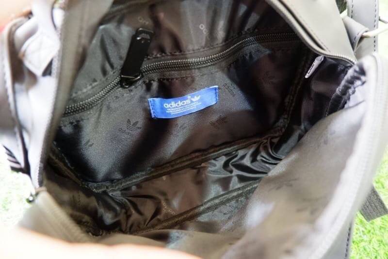 adidas mini airline bag *outlet* กระเป๋าสะพายข้างทรงสปอร์ต ด้านหน้าติดโลโก้แบรนด์ ดีไซน์ลาย 3D ด้านหลังเป็นหนังเรียบ มีช่องซิปสามารถใส่สิ่งของได้ รุ่นนี้เปิดปิดด้วยซิปคู่ ซิปปั๊มแบรนด์ทุกจุด ด้านในเป็นช่องกว้าง มีช่องซิป สายสะพายยาวสามารถปรับระดับได้ สาวก