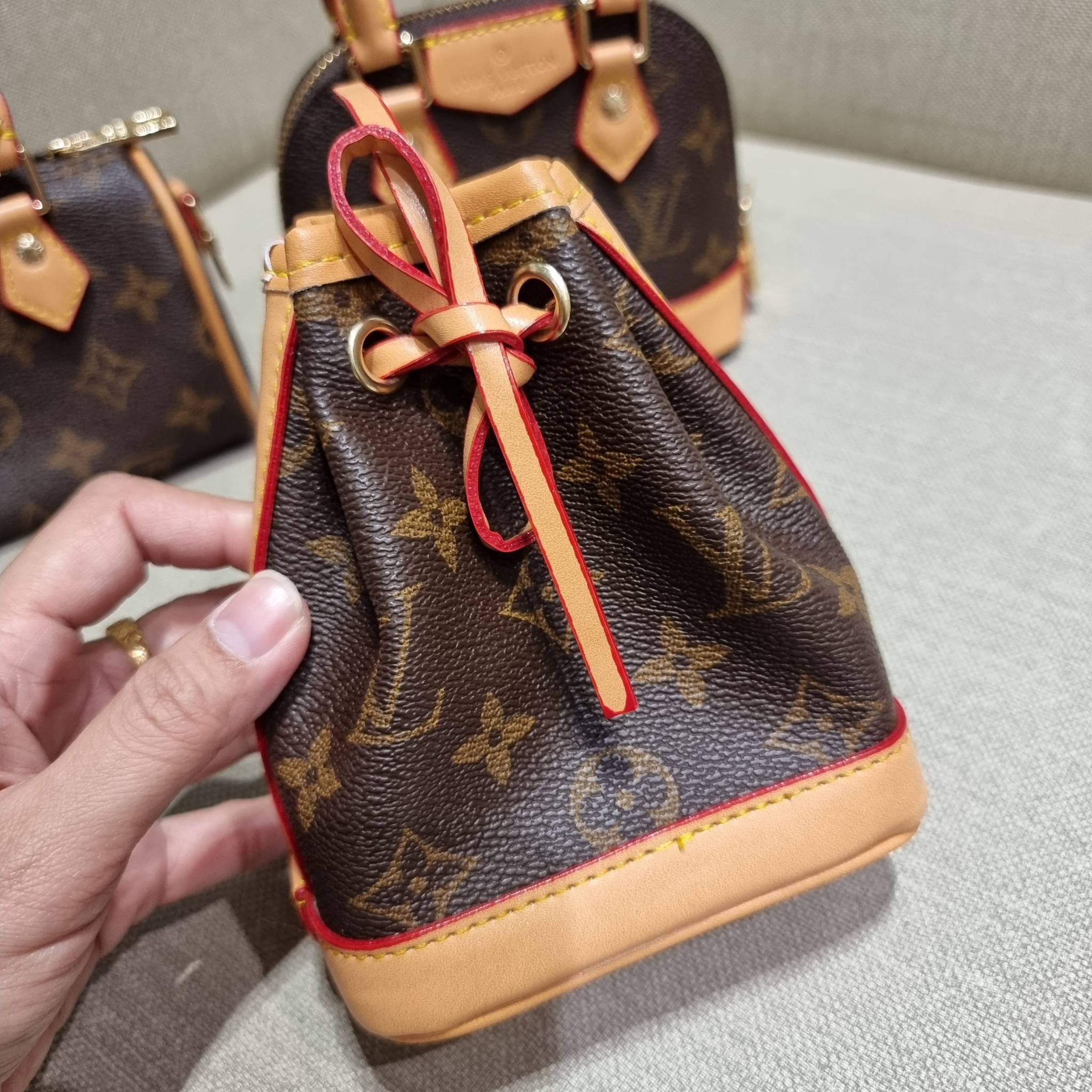 LV TRIO MINI ICONES ใหม่ล่าสุด น่ารักน่าใช้ ที่รวบรวมรุ่นสุดยอดที่เป็นดั่งไอคอนนิค ให้ทุกคนได้สะสมครบคอลเลคชั่น ในไซส์มินิ วัสดุหนังแคนวาสทุกใบ มีสายสะพายข้างให้ เกี่ยวทุกใบรวมสะพายทีเดียว หรือแยกใช้วันแบบ วันละสไตล์ สลับได้ไม่มีเบื่อ มาพร้อม box set ครบ 