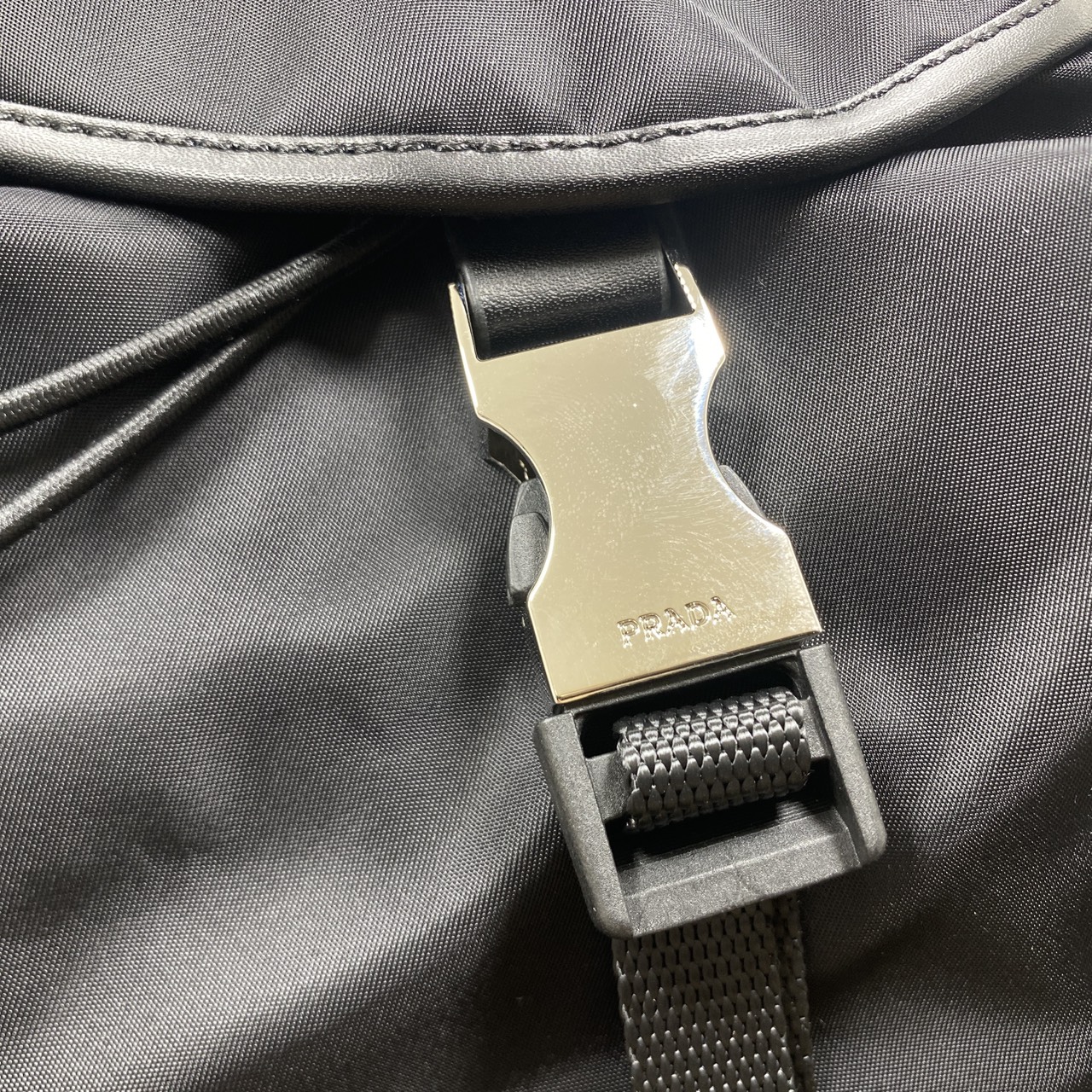 ORI หนังแท้ | Prada Re-Nylon and leather backpack กระเป๋าสะพายหลัง เป้ผ้าไนลอนรูปทรงเรขาคณิตเรียบหรู สถาปัตยกรรมและเส้นสาย ผสมผสานรูปทรงและวัสดุที่ตัดกันอย่างลงตัว