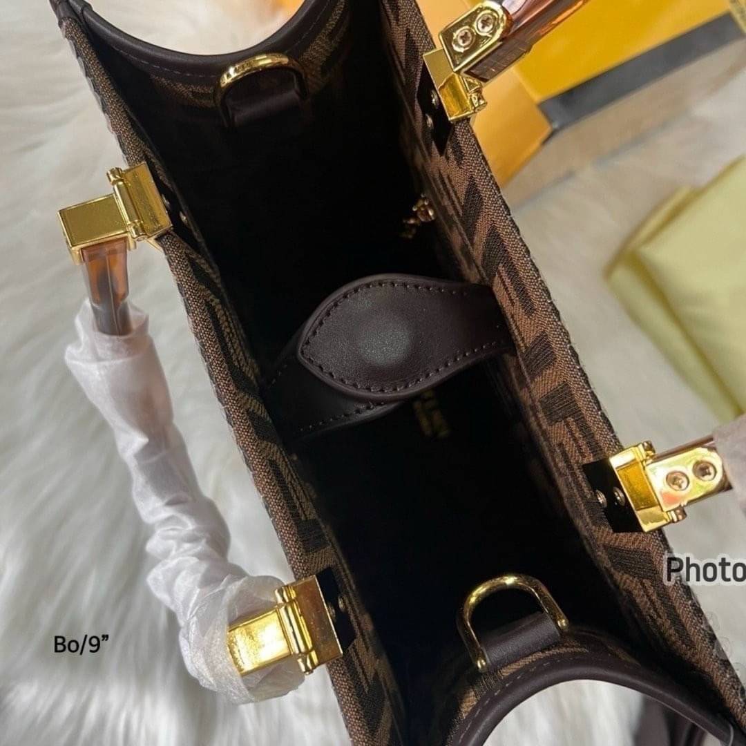 FENDI Sunshine Tote Sequins Shopper Bag กระเป๋าทรงโท้ทปักเลื่อมแวววาวเต็มใบ รุ่นใหม่สวยหรู ทรงตั้งสวยอยู่ทรง สวยหรูดูแพง ภายในโล่งกว้าง ใบขนาดกำลังสวยใช้งานง่าย สะดวกสุดๆ ใบจริงการันตีสวยเกินเบอร์!! ไม่ผิดหวังจ้า