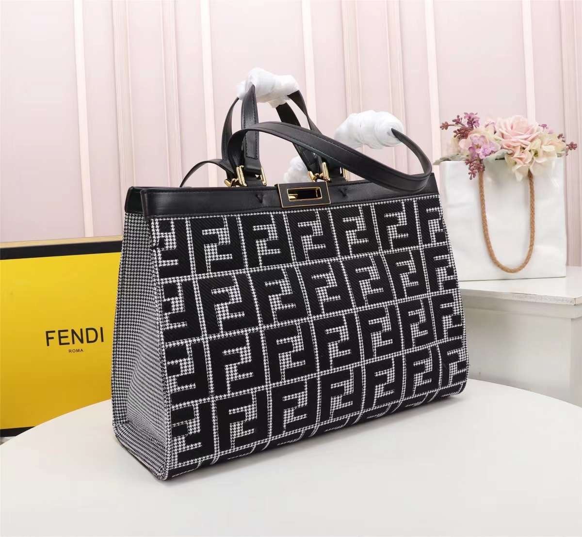 FENDI PEEKABOO X-TOTE BAG 40cm เกรดเทพออริจินอล FENDI MONOGRAM SHOPPING BAG สวยมงลงมากค่ะ กระเป๋าสะพายข้างได้ ถือได้ ใบใหญ่ลายโมโนแกรม FF สวยมากทรงนี้ใช้เป็น everyday bag ได้ จุใจใส่ของได้เยอะ ตัวกระเป๋าผลิตจากผ้าทออย่างดี อยู่ทรงสวย ภายในโล่ง สวยหรู ดูดี