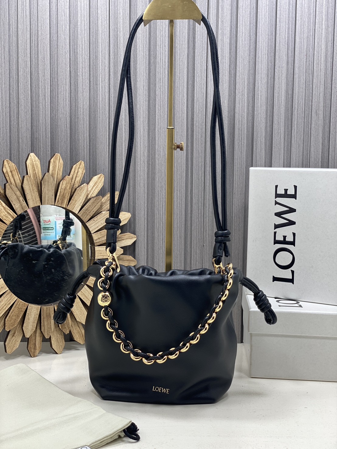 ORI หนังแท้ | LOEWE Mini Flamenco purse in mellow nappa leather / Loewe Bucket Bag กระเป๋าสะพายทรงบัคเก็ตไซส์มินิ หนังเรียบสวยหรู เรียบง่าย หนังแท้ผิวสัมผัสนุ่มมือ น้ำหนักเบาและนุ่มสบาย ดีไซน์จับจีบ เชือกผูกแบบปมโบราณ และสายโซ่รูปโดนัท