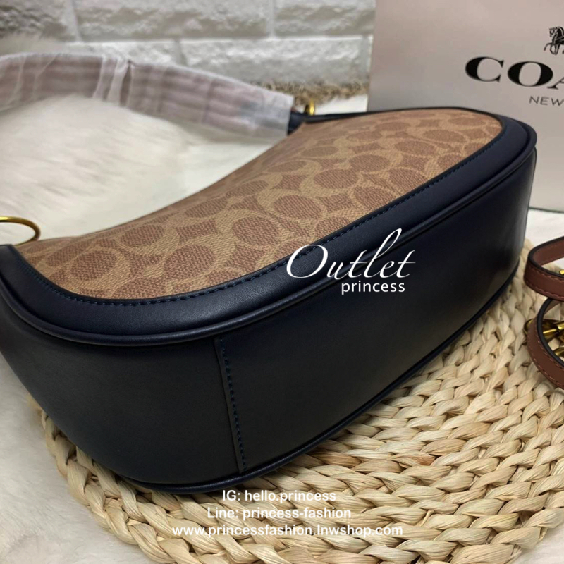 COACH SUTTON CROSSBODY IN SIGNATURE BAG กระเป๋าถือหรือสะพายไหล่ ทรงสวย วัสดุหนังแท้ เนื้อนิ่ม พร้อมพวงกุญแจหนัง เปิดปิดแบบซิป ภายในกว้าง ใส่ wallet ยาว และของใช้ได้เยอะ มีช่องเล็ก พร้อมสายสะพายยาวถอด ปรับได้ค่ะ Dont's miss!!