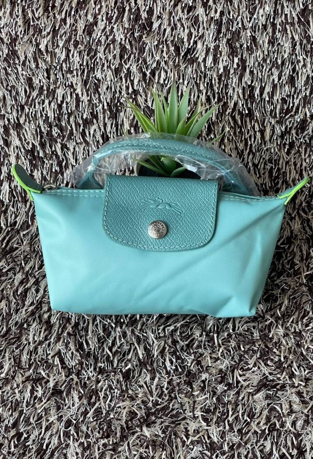 LONGCHAMP LE PLIAGE ORIGINAL Pouch with handle กระเป๋าถือขนาดมินิทรงpouch ให้ความหรูหราจาก Le Pliage (เลอ ปลิยาจ) ในขณะที่ที่ปิดแบบซิปช่วยให้คุณมั่นใจได้