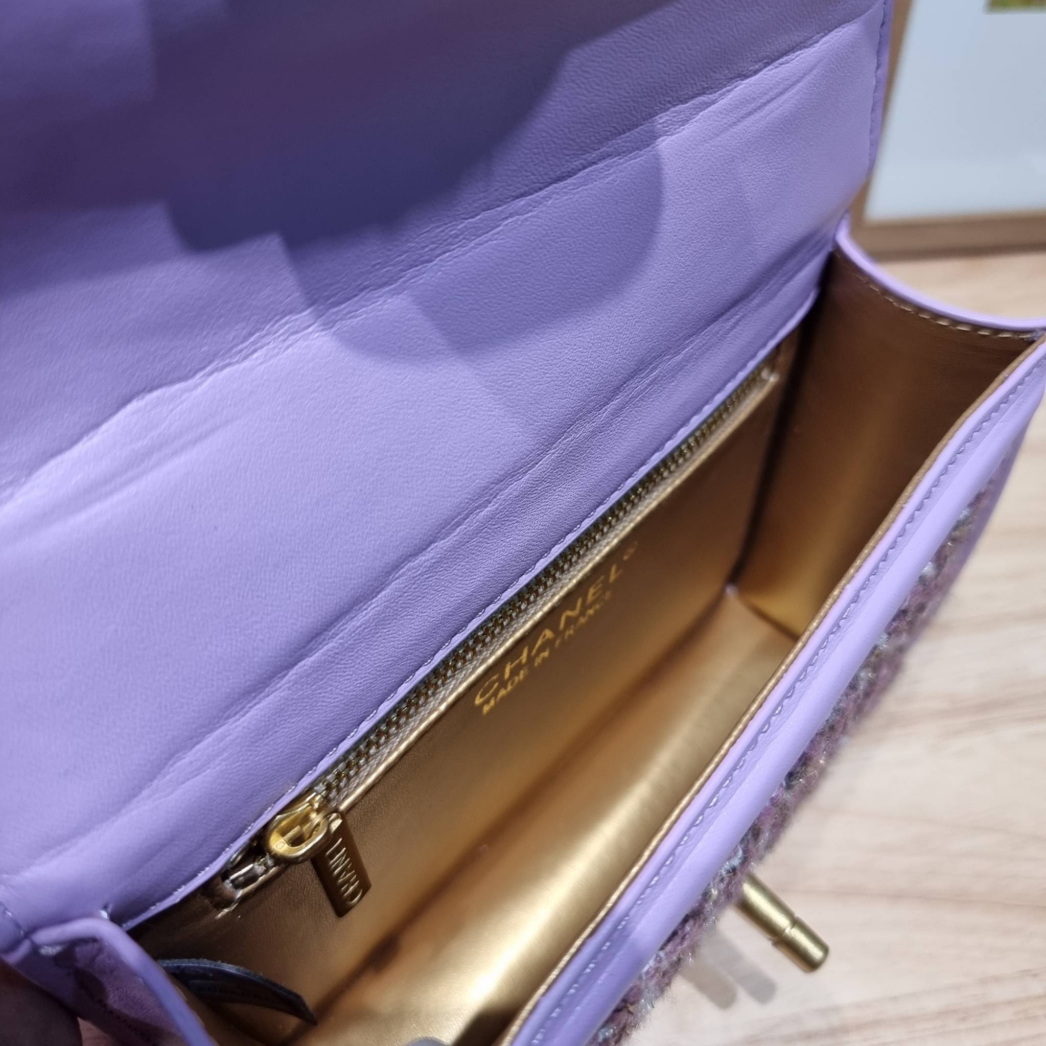 Chanel tweed mini flap bag / Chanel mini top handle กระเป๋าสะพายงานผ้าทวิตเอกลักษณ์เฉพาะของแบรนด์ งานสวยเป๊ะ มาพร้อมสายยาวถอดออกถือสวยๆเริ่ดๆ คิวท์มาก!! ดีเทลน่ารักเพียบ!!