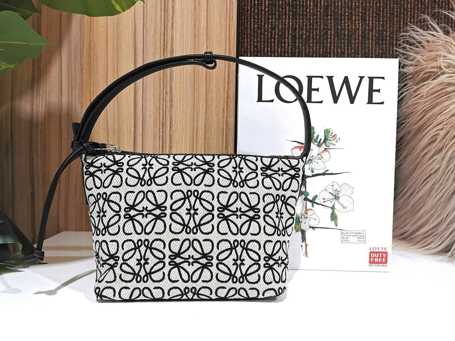 LOEWE ANAGRAM SHOULDER BAG VIP GIFT WITH PURCHASE (GWP) กระเป๋าถือหรือสะพายพรีเมี่ยมกิ๊ฟ Limited จาก LOEWE PERFUME DUTYFREE ไอเท็มแนะนำ! ภาพถ่ายสินค้าจริง สวยตรงปกไม่จกตา! ดีไซน์คงเอกลักษณ์วัสดุ Anagram Canvas Jacquard Fabric ผสมผสานกับหนังแท้ Calfskin ลง