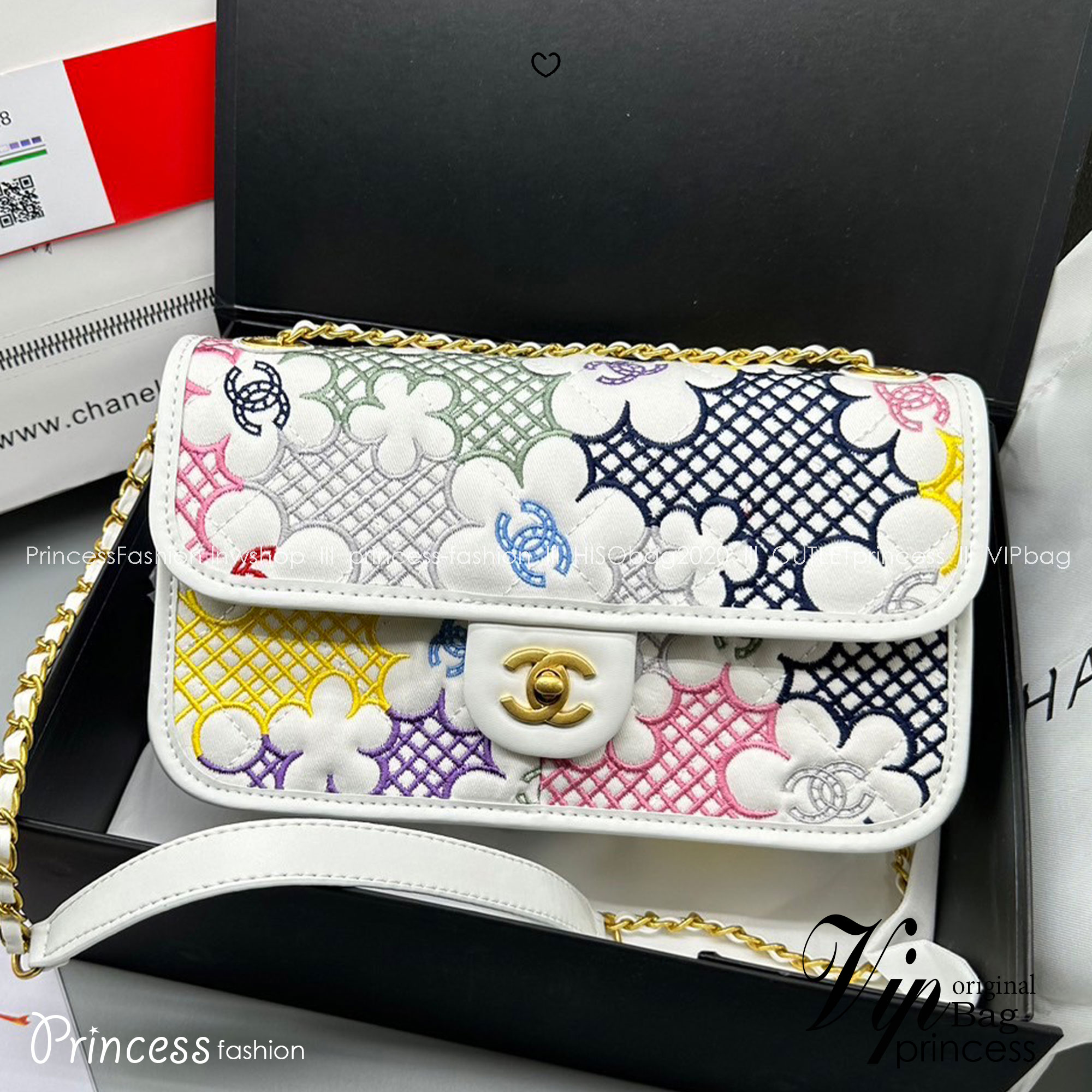CHANEL Flap Bag Lace Patchwork & Gold-Tone Metal, White & Multicolour / CHANEL Multi Flower Flap Bag กระเป๋าสะพายลายดอกไม้ ต้อนรับซัมเมอร์ 2024 สวยงามคัลเลอฟูล แฝงความหรูในตัวตามเอกลักษณ์แบรนด์