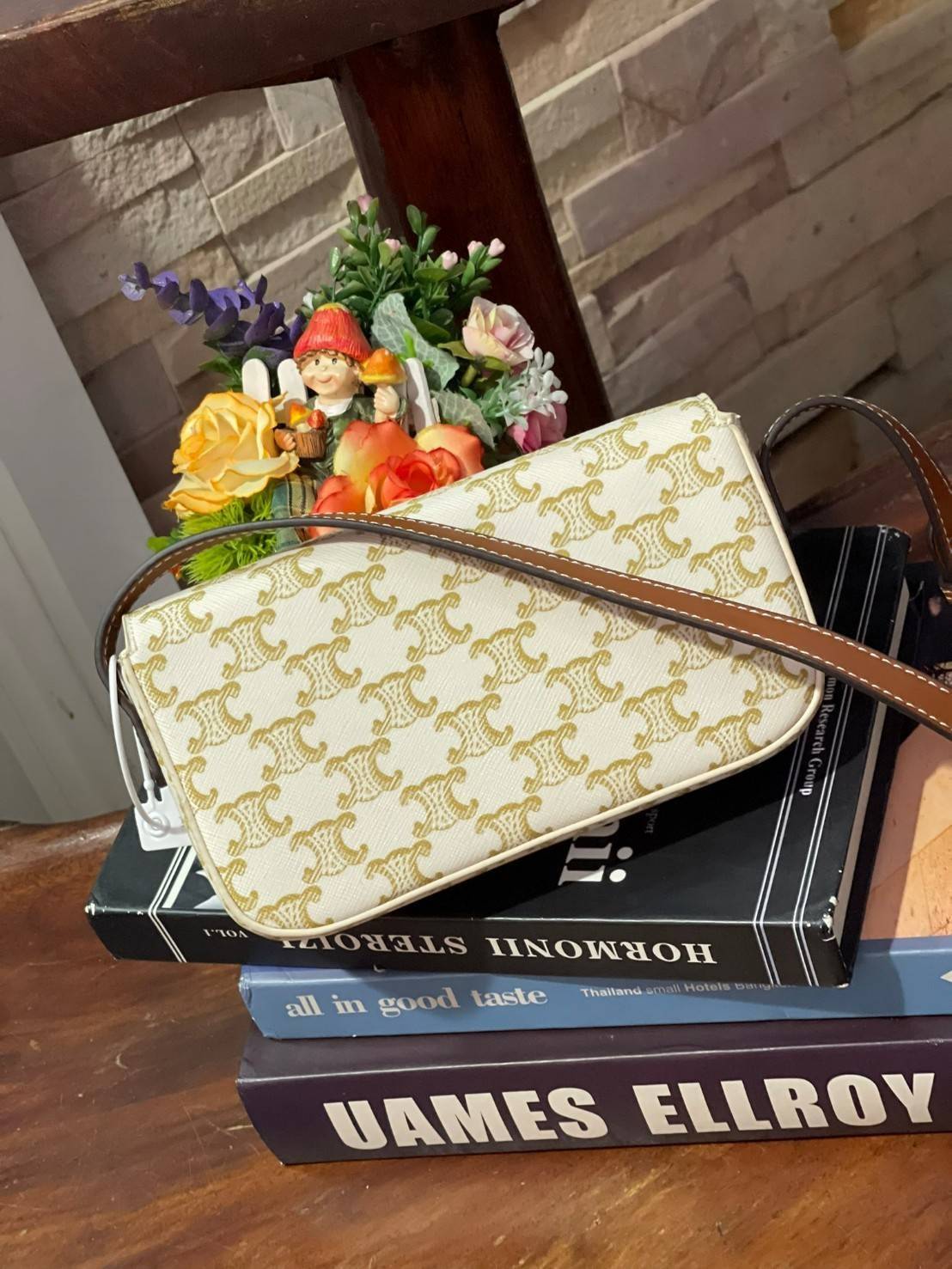 VIP 】CELINE TRIOMPHE SHOULDER BAG IN TRIOMPHE อีกหนึ่งผลงานการออกแบบของ Hedi Slimane ที่ได้ดึงเอาเอกลักษณ์ต่าง ๆ ของ CELINE ออกมาและทำการตีความหมายใหม่จนได้กระเป๋าเรียบหรูและดูทันสมัย ให้คุณเลือกสะพายในชีวิตประจำวันเข้ากับการแต่งตัวสบาย ๆ หรือจะสะพายออกงา