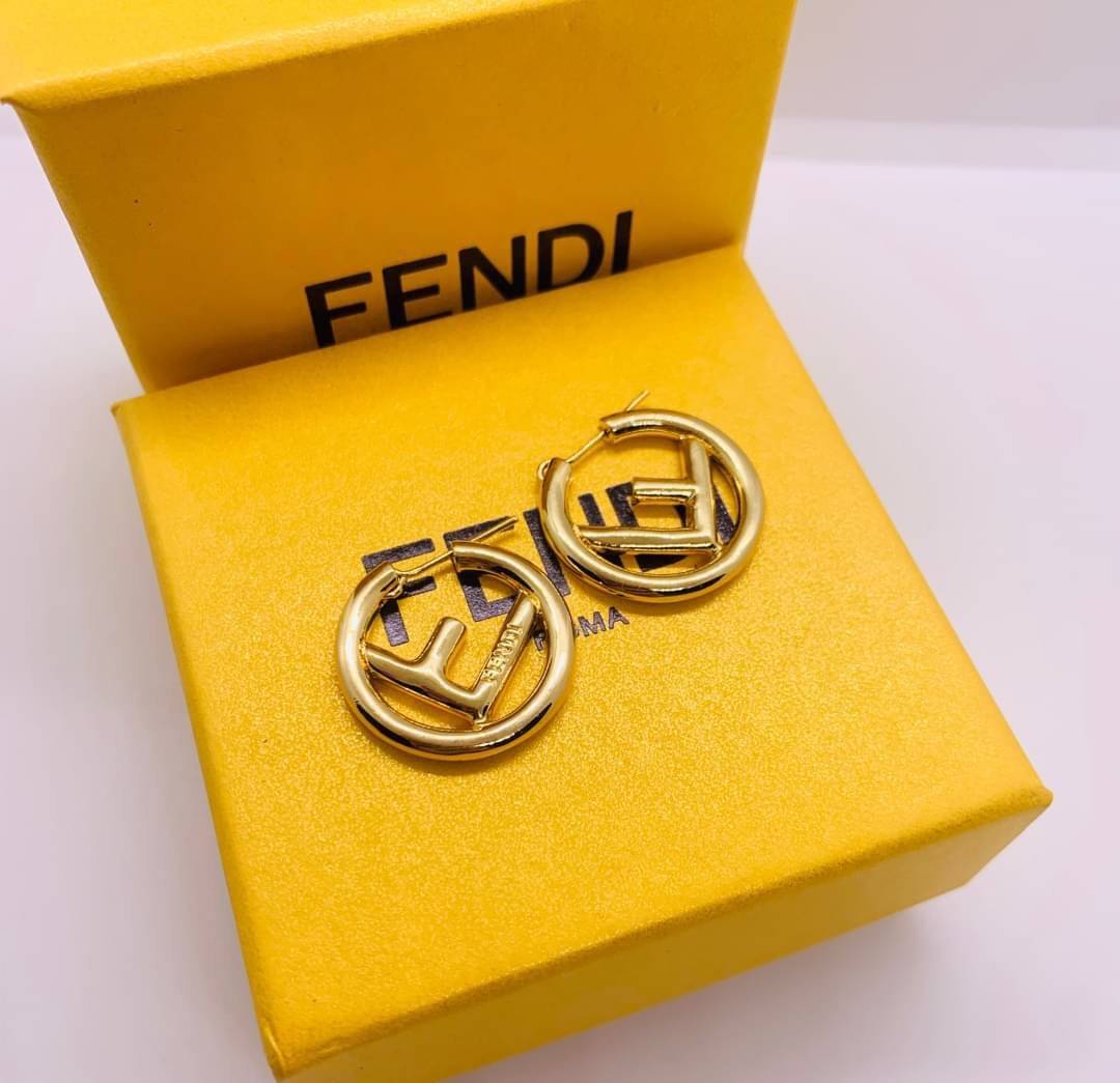 Fendi earring ต่างหูเฟนดิ เกรดออริจินอล งานเคลือบโลหะทอง ไม่ลอกไม่ดำ เงาสวยคล้ายของจริงมากที่สุด สวยหรูหรา ผู้ดี ไฮโซสุดๆ งานเล่นไฟสวยมากค่ะ คอนเฟิม !!!!! เกรดสั่งทำแบบละเอียดที่สุด เก็บรายละเอียดครบ ปั้มโลโก้ สวยมากค่ะ