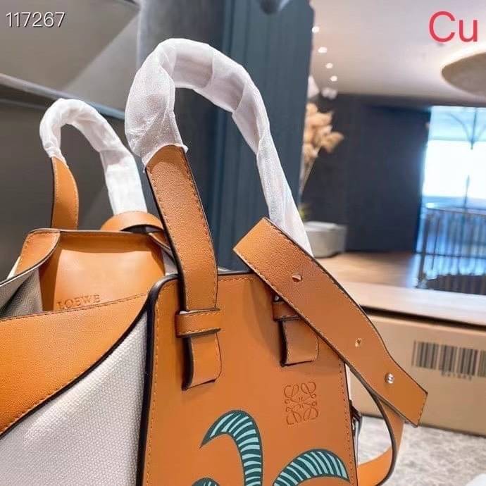 Loewe Hammock Bag / Loewe Small Hammock Leather Bag กระเป๋าถือหรือสะพาย รุ่น Rare items สุดๆ หนังสวยดีไซน์มีเอกลักษณ์ ใบขนาดกำลังดี น้ำหนักเบา สามารถปรับได้หลายทรง ด้านข้างมีซิปปรับขยายได้ ภายในโล่งกว้าง ใส่กระเป๋าสตางค์ กล้อง มือถือ ของใช้ได้เยอะ