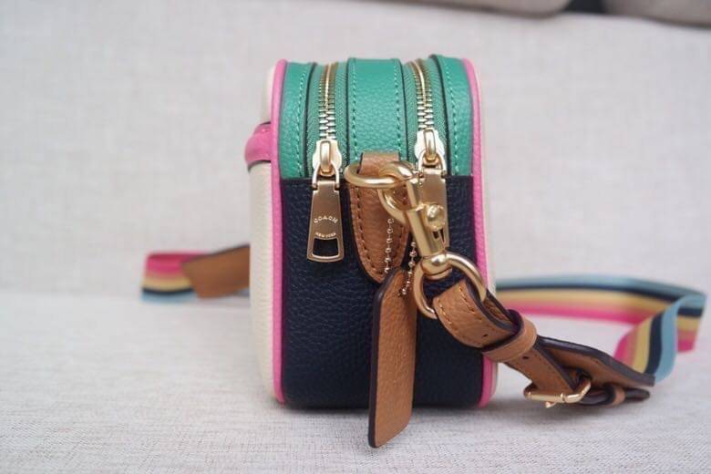 Coach Leather Jes Crossbody in Colorblock ((72704)) กระเป๋าสะพายข้าง//ครอสบอดี้ร์ วัสดุหนังแท้ หนังนิ่มสวยงาม มากๆค่ะ ด้านหน้ามีโลโก้แบรนด์เด่นชัดสะดุดตา ช่องหลักแบ่งเป็น2ซิป แต่ละช่องกว้าง ใส่กระเป๋าเงินใบยาวได้ ของอื่นๆได้จุค่ะ มีช่องเล็กให้ใส่ของจุกจิก