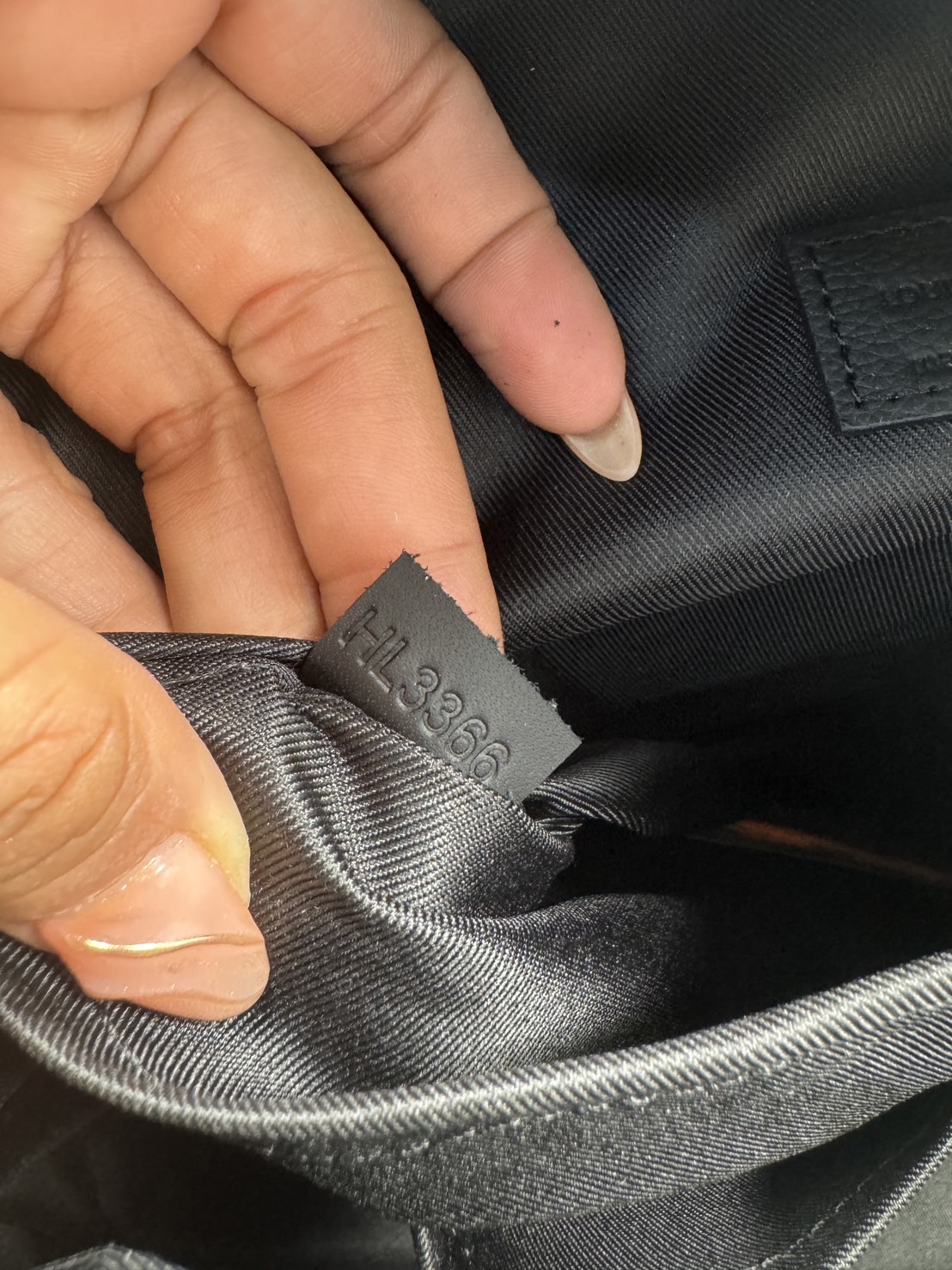 LV Discovery Backpack กระเป๋าเป้สะพายหลัง ผสมผสานความมีสไตล์ สะดวกสบาย กับฟังก์ชันการใช้งานเข้าด้วยกัน ไอเท็มออกแบบรับกับรูปร่าง ปั้มลาย Monogram Shadow เต็มใบ