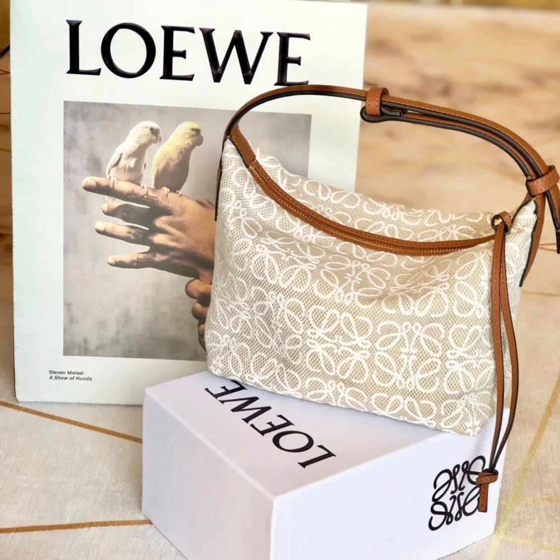 LOEWE CANVAS BAG VIP GIFT WITH PURCHASE (GWP) พรีเมี่ยมกิ๊ฟ Limited จาก LOEWE HAUTE PARFUME DUTYFREE COUNTER วัสดุ CANVAS ตัดหนังแท้ ดีไซน์ทรงยอดฮิตประจำปีเลย! ปักโลโก้แบรนด์บนผ้าทั้งใบเป็นเอกลักษณ์ เปิดปิดด้วยซิปยาวภายในโล่งกว้าง ใส่กระเป๋าสตางค์ยาว มือถ