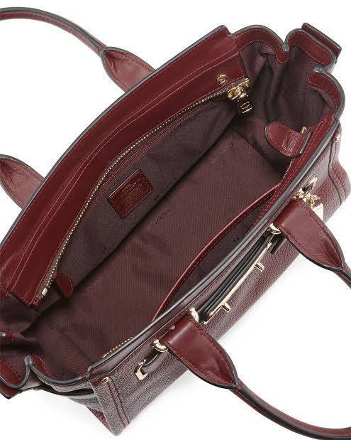 Coach Swagger 27 Pebble Leather Satchel Black Detail : กระเป๋าcoach ทรงสวย ไม่มีวันเฉย ดีเทลด้านหน้ากระเป๋าเยอะ ชิคไปอีกแบบ ภายในกว้าง ใส่ของได้มาก แถมจะถือก็ได้ หรือ สะพายกระเป๋าก็ดี มีจำนวนไม่เยอะ ใครยังไม่มีใบนี้ รีบจับรีบจองกันเลยนะคะ