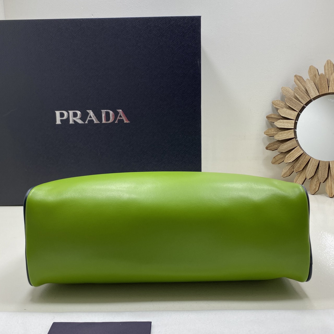 TOP ORI หนังแท้ | Prada Swing smooth leather shoulder bag / Prada Hobo Bag กระเป๋าสะพายสไตน์สปอร์ตเรียบหรูดีไซน์ใหม่เรียบง่าย หนังแท้เรียบสวยสัมผัสนุ่มละมุน โทนสีทูโทนแต่งแต้มสีสันให้โดดเด่น