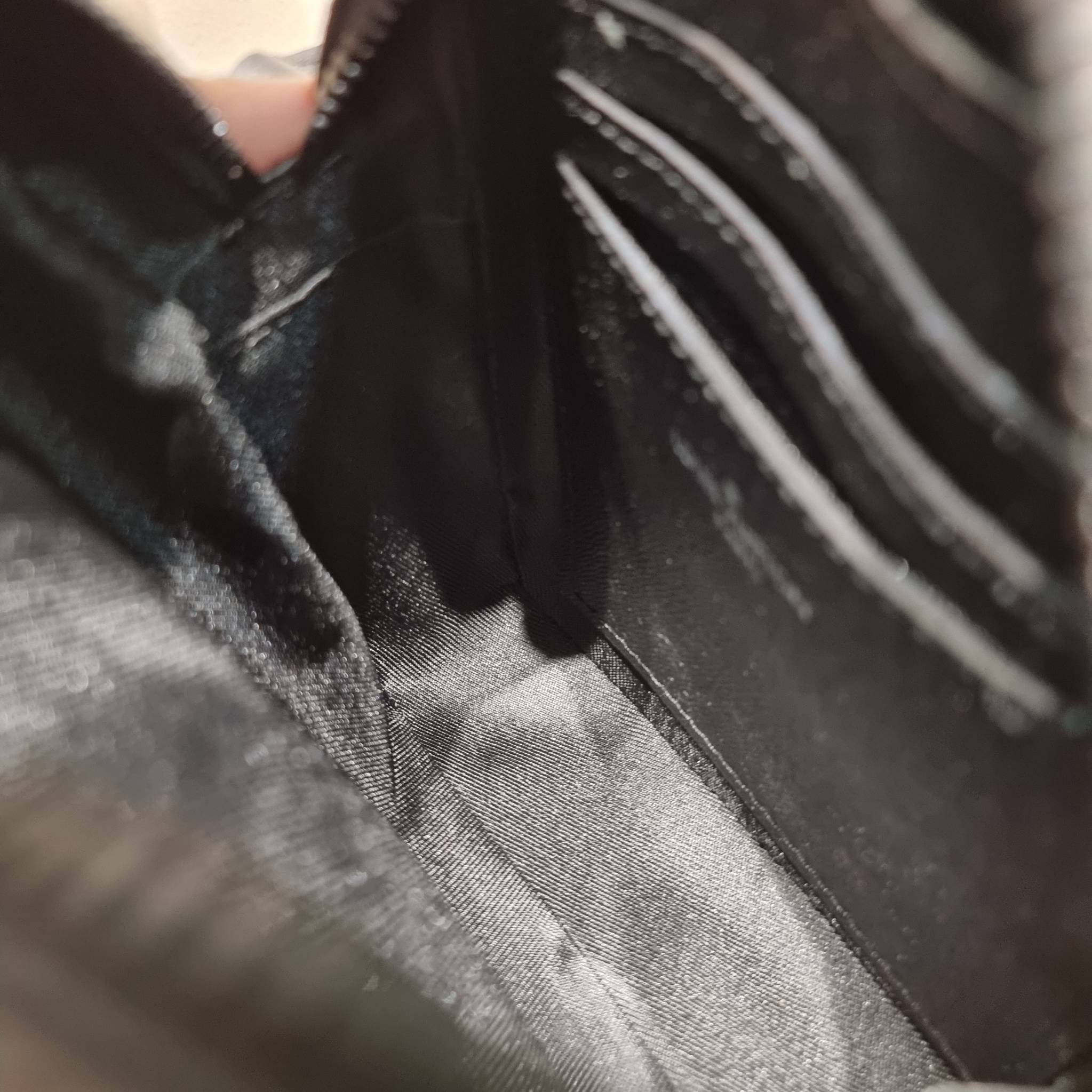 LV CHRISTOPHER กระเป๋าสะพายรูปทรงสปอร์ตสุดชิค LV crossbody wallet bag ใหม่ล่าสุด ได้ชิคๆเท่ๆก่อนใคร ไม่ต้องรอพรีฯ กับกระเป๋าสะพายข้างสำหรับหนุ่มๆ งานหรู ราคาดี วัสดุหนังแคนวาสคุณภาพดี ดีไซน์กะทัดรัด คล่องตัวแบบทูอินวันไปเลย เพราะใช้แทนกระเป๋าสตางค์ก็ได้ ส