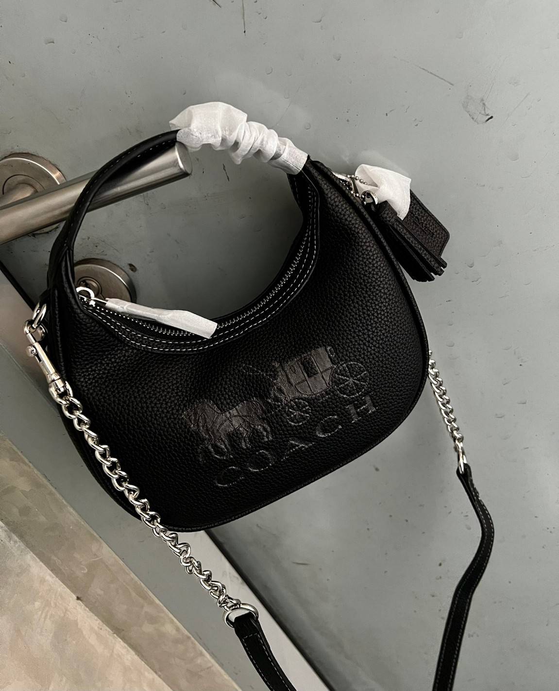 COACH CARMEN MINI CROSSBODY BAG กระเป๋ารูปทรงพระจันทร์โค้งมน น่ารักน่าใช้มากๆ!! เกรดท็อปออริ เกรดดีสุด สลับแท้ 1:1 ใช้ต่างประเทศได้