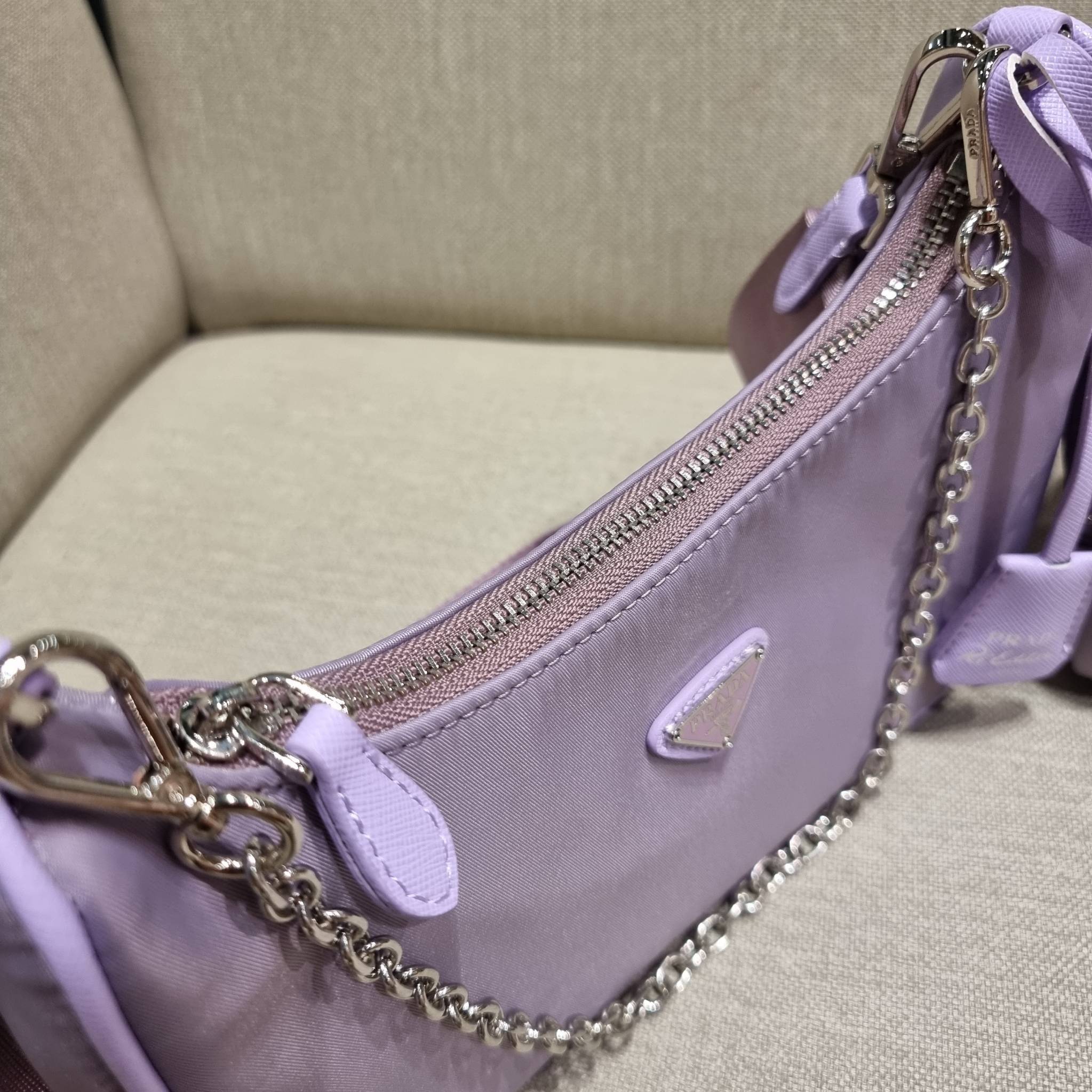 VIP 🥂 PRADA RE-EDITION 2005 RE-NYLON SHOULDER BAG ไอเท็มสุดปัง ที่ฮิตตลอดกาลไม่ว่าจะปีไหนๆ จัดให้ครบทั้งสีขายดีและสีใหม่ล่าสุด ที่สายคุณหนูห้ามพลาด!! กับกระเป๋าสะพายทรงคลาสสิค เหมาะเป็น everyday bag มากๆ วัสดุผ้าไนล่อนคุณภาพ พร้อมใบลูก ไว้ใส่เหรีย