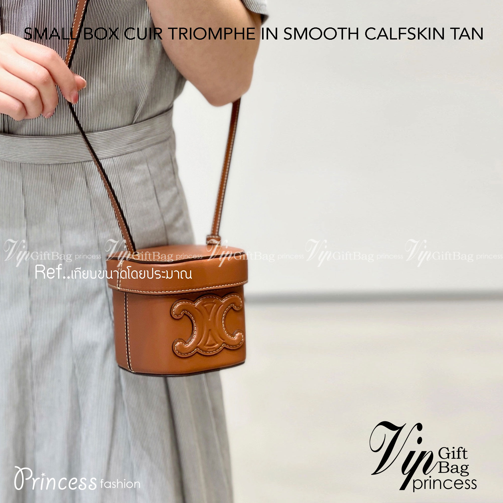 CELINE SMALL BOX CUIR TRIOMPHE IN SMOOTH กระเป๋าไซส์มินิน่ารัก การออกแบบโลโก้ที่สะดุดตาแบบวินเทจ ด้วยดีไซน์ที่ดูโฉบเฉี่ยว แต่คงความคลาสสิคอย่างเต็มเปี่ยม ทำให้เป็นที่ดึงดูดความสนใจของสาวๆ มีความคล่องตัวในการใช้งาน