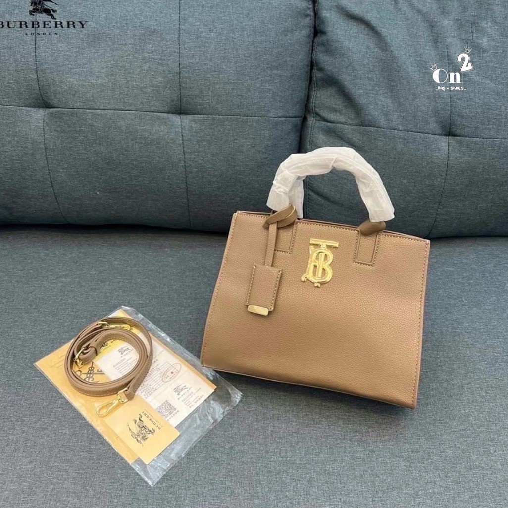 VIP 🥂 Burberry Mini Leather Frances Bag / Burberry shoulder bag กระเป๋าสะพายทรงtote หน้าติดอะไหล่แบรนด์สีทองหรู งานจริงสวยเลอค่ามากๆไม่ผิดหวัง Rare items เด็ดๆแบบนี้ห้ามพลาดนะคะ!