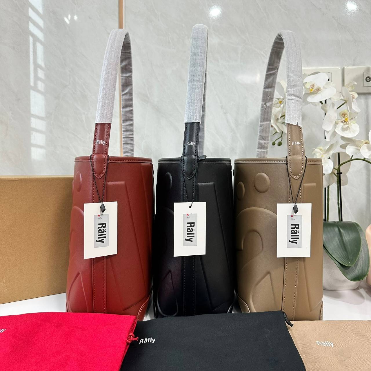 Rally The Bag Whisper กระเป๋าทรงบัคเก็ตงานหนังรุ่นใหม่ ฮอทติดลมบน มาแรงสะพายกันทั่วบ้านทั่วเมือง สายแบกสายขนห้ามพลาดจุของได้เยอะ รุ่นหนังผิวสัมผัสนิ่มมือ ทนทาน