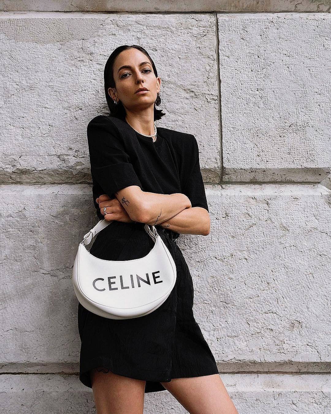 CELINE SHOULDER BAG VIP GIFT WITH PURCHASE (GWP) พรีเมี่ยมกิ๊ฟ Limited Edition จาก CELINE HAUTEPARFUME DUTYFREE COUNTER ดีไซน์ยอดนิยมหนังนิ่มสวยอยู่ทรงเปิดปิดด้วยซิปอะไหล่เงิน ภายในโล่งกว้างมีช่องเล็กสามารถใส่มือถือกระเป๋าสตางค์ใบยาวของใช้ได้จุ หูหิ้วหนัง