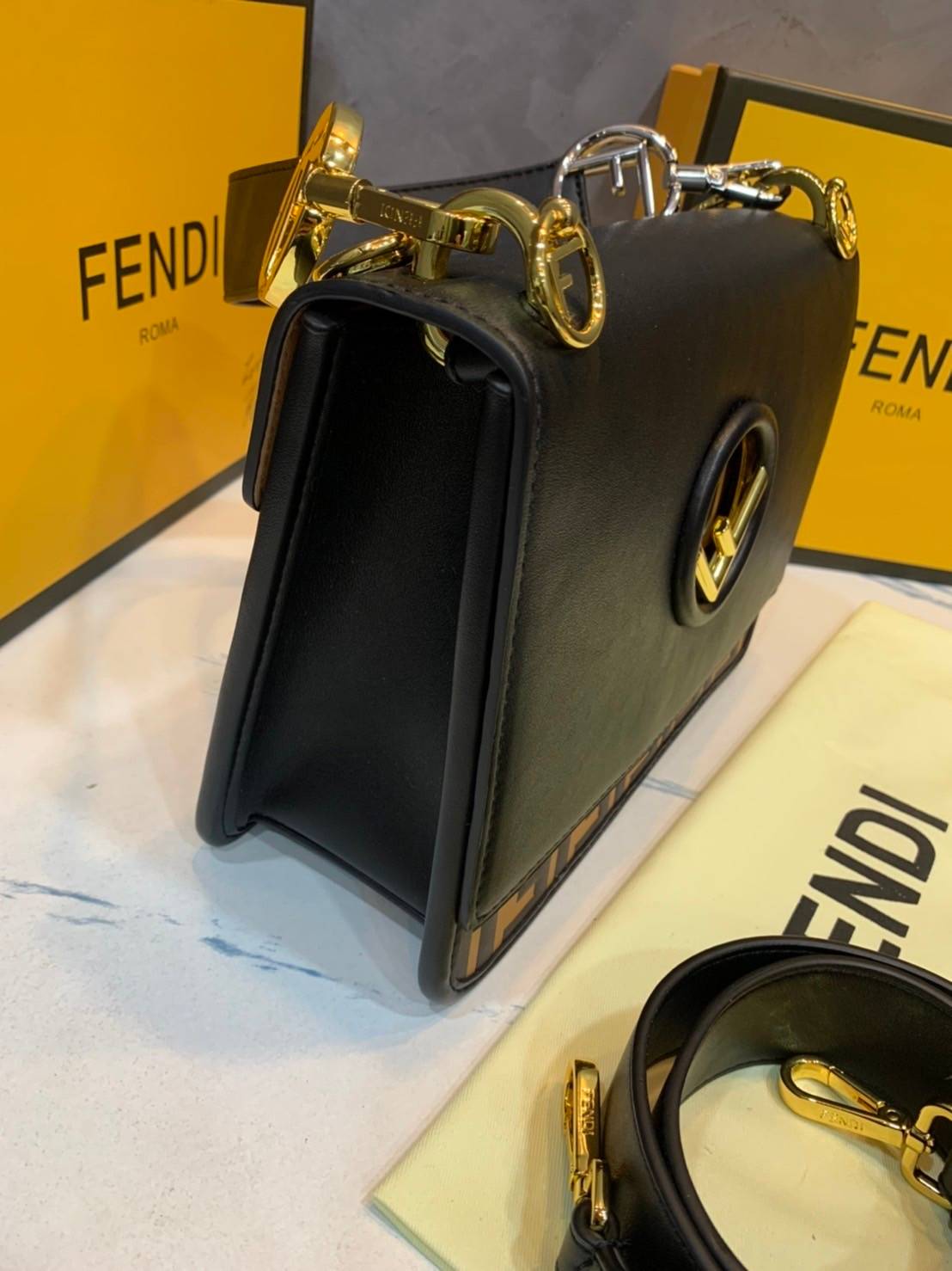FENDI KAN leather bag เกรดออริจินอล ด้วยสีและลวดลายคลาสสิกตามแบบแบรนด์ เข้าได้กับสาวๆ ทุกสไตล์ บ่งบอกความเป็น FF ได้อย่างสมบูรณ์แบบ โทนสีแมตช์กับเสื้อผ้าได้ง่าย เสริมลุคสาวมั่นก็ลงตัว หรือเปลี่ยนมาติดสายสะพายยาวเพื่อสะพายคาดลำตัวก็ได้ความชิลและคล่องตัวไปอ