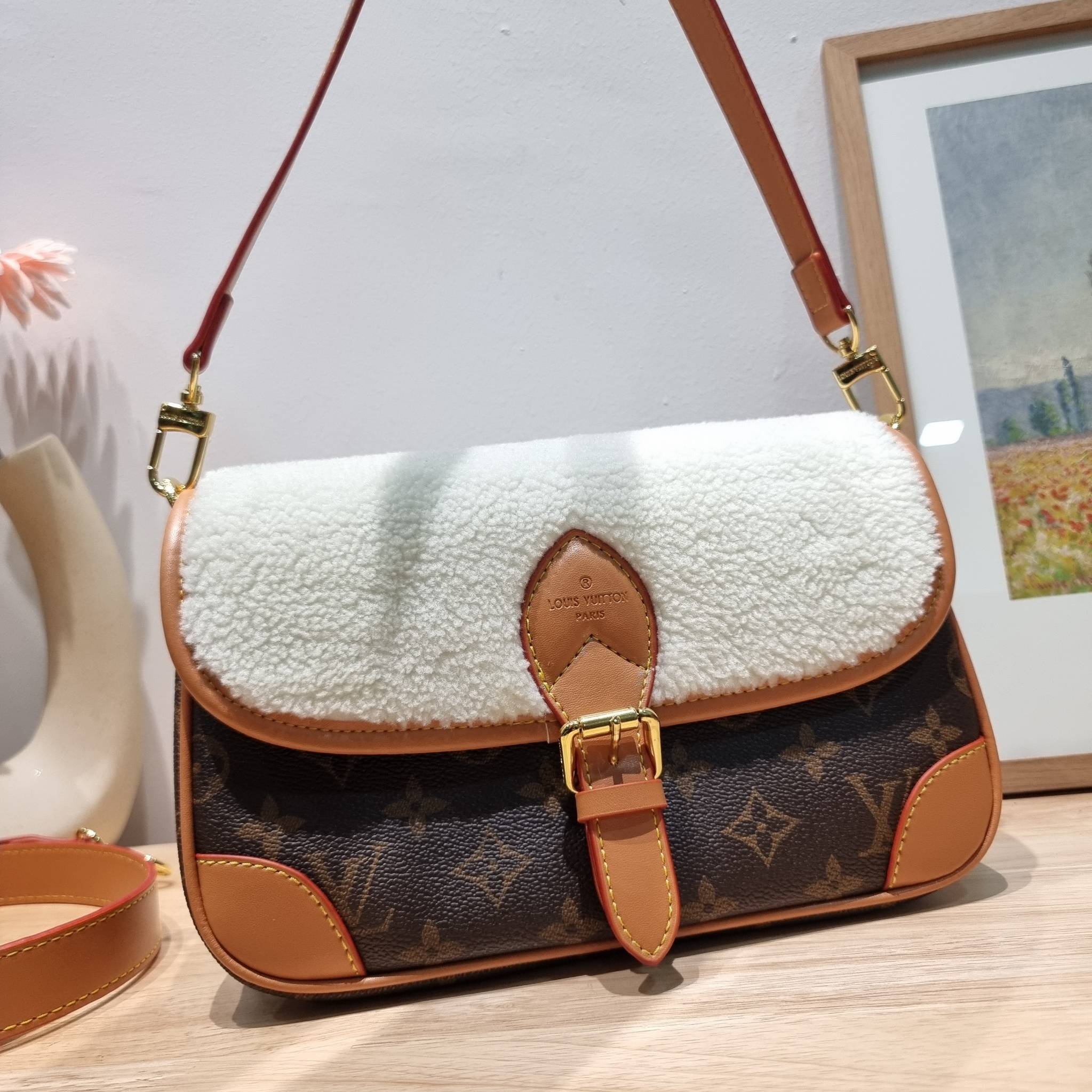 LV DIANE FLEECE BAG ใหม่กับรุ่นที่ทำมาจำนวนจำกัด ดีไซน์ต้อนรับอากาศเย็นๆช่วงส่งท้ายปี กับกระเป๋าสะพายทรงสวย ดีไซน์คลาสสิคซ่อนความหรู ด้วยการตกแต่งขนฟูนุ่ม วัสดุหนังแคนวาสตัดสลับหนังแท้ เปิด-ปิดกระเป๋าด้วยกระดุมแม่เหล็ก ภายในเป็นช่องโล่ง ใส่ของสำคัญได้ครบ