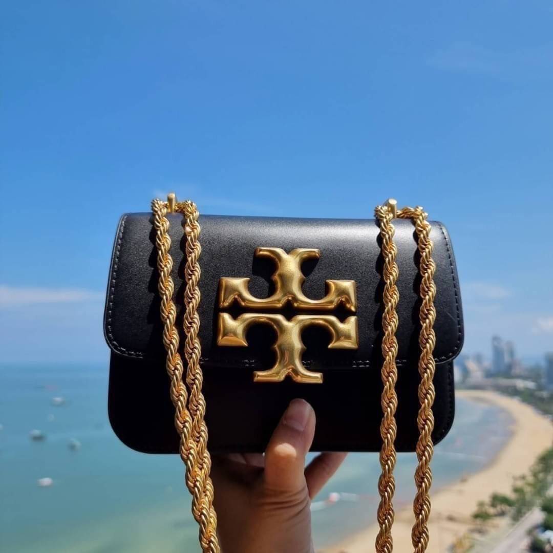 TORY BURCH ELEANOR SMALL CONVERTIBLE SHOULDER BAG ฮอตไอเท็ม รุ่นนี้ขายดีขายหมด สวยหรู คุณหนู ผู้ดี!! หายากมากแล้วน้า กระเป๋าสะพายข้าง ดีไซน์อยู่ทรง ขนาดกำลังสะดวกใช้สำหรับสาว วัสดุหนังแท้เต็มใบ สีทูโทน เปิด-ปิดด้วยแถบแม่เหล็ก ภายในแบ่งสัดส่วนได้เป็นอย่างด