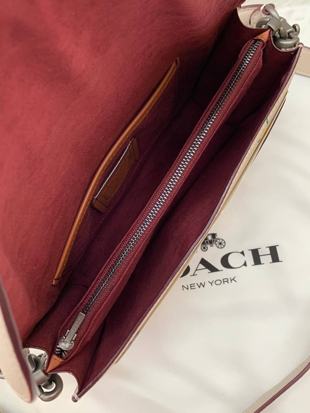 OUTLET 】รุ่นหายาก รุ่นตามหา ห้ามพลาดค่ะ! COACH TABBY FLORALPRINT ((B2081-630)) Wildflower-print Leather Shoulder Bag In White พร้อมส่งอีกครั้งค่ะ! กระเป๋าหิ้ว//สะพายไหล่//สะพายข้างได้หรือถือแบบคลัทออกงานได้เลย สุดคุ้ม! หนังแท้นิ่มอย่างดี 🌸 จุดเด่น