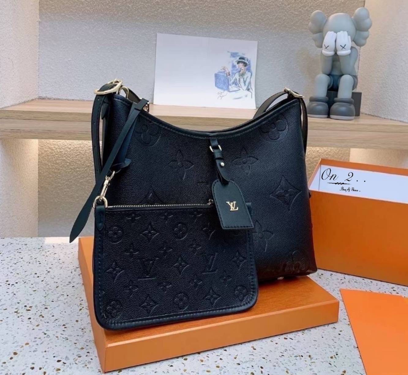 LV CARRYALL PM Monogram Empreinte รุ่นลิมิเต็ดสีเรียบหรู ที่สาวๆตามหา กระเป๋าสะพายไหล่ทรงสวย ดีไซน์เรียบง่ายคลาสสิค หรู ดูผู้ดี รูปทรงใช้งานง่าย มาพร้อมใบลูก ไว้เก็บของจุกจิก วัสดุหนังแคนวาส พร้อมเสิร์ฟให้ในราคาน่ารักๆ ของมันต้องมีแบบนี้ ก็ต้องตำได้แล้วน้