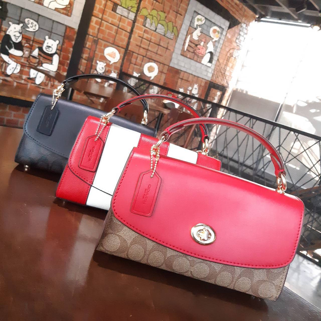 COACH TILLY SATCHEL 23 IN SIGNATURE CANVAS ((C1802//C1439/C1435)) กระเป๋า crossbody สวยหรู ขนาดใหม่ พร้อมสีมาใหม่!! ดีไซน์ย้อนยุค วัสดุหนังแคนวาสเคลือบลายสลับหนังแท้ มาพร้อมหูจับในตัว และสาย crossbody ปรับได้ตามตัว เปิด-ปิดด้วยตัวบิดล็อค ภายในโล่ง บุกำมะห