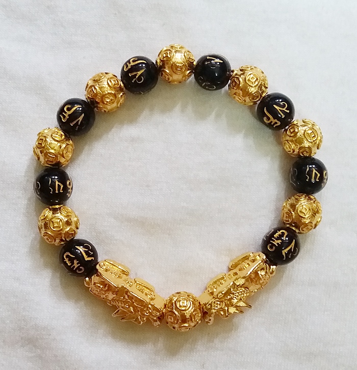 สินค้าหมดค่ะ สร้อยข้อมือปี่เซี้ยะคู่สีทองหินสลับลูกปัดทองสลักบทสวดมนต์ทิเบต ช่วยต้านสิ่งไม่ดีเสริมโชคลาภ แก้ชงปีมะโรง ปี2561 พร้อมใบคาถาค่ะ