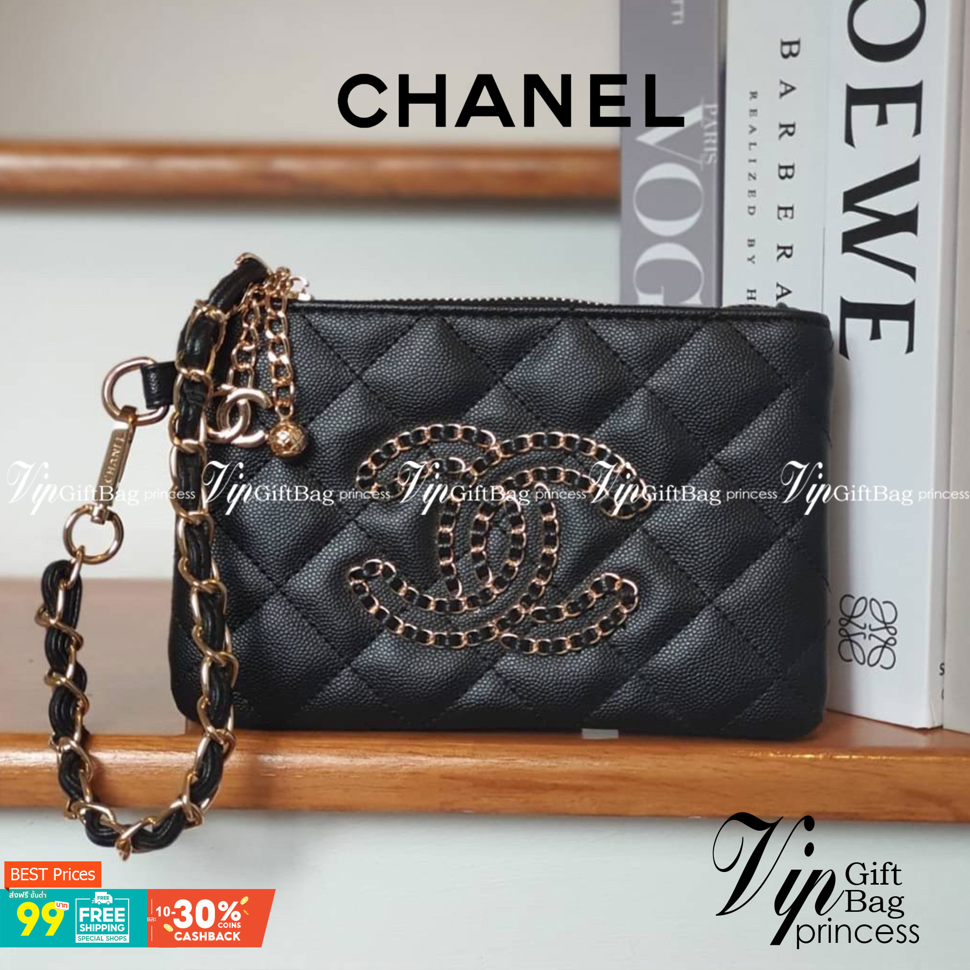 SIZE MINI : Chanel Clutch Bag Gift With Purchase (GWP) กระเป๋าคลัชพร้อมสายคล้องมือพรีเมี่ยมกิ้ฟรุ่นใหม่ล่าสุดจาก Chanel Make up Counter Dutyfree วัสดุหนังคาเวียร์สวยหรูอยู่ทรงประดับโลโก้แบรนด์ด้านหน้า เปิดปิดด้วยซิปสะดวกใช้ห้อยอะไหล่โลโก้แบรนด์สีทองเพิ่มด