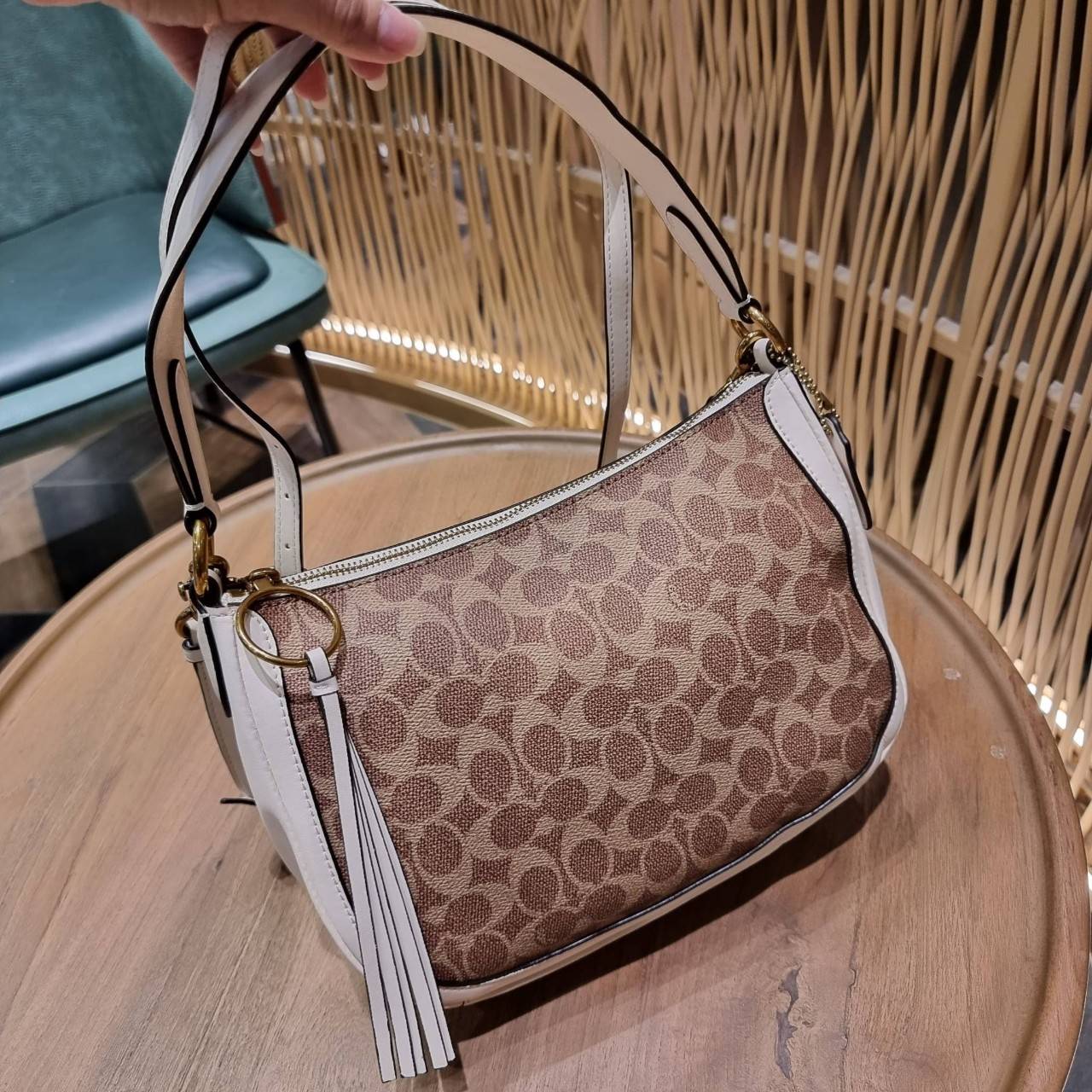 COACH 52577 SUTTON CROSSBODY IN SIGNATURE CANVAS กระเป๋าสะพายไหล่ สวยคลาสสิค สไตล์วินเทจ ใบใหญ่จุใจ วัสดุหนังแคนวาสเคลือบลาย สายคล้องไหล่ในตัว ภายในโล่งกว้าง จุของได้เยอะแน่นๆ มาพร้อมสายสะพาย crossbody ที่จะถอดออก หรือจะสะพายก็เก๋ สวยโดดเด่นแน่นอน พร้อมเส