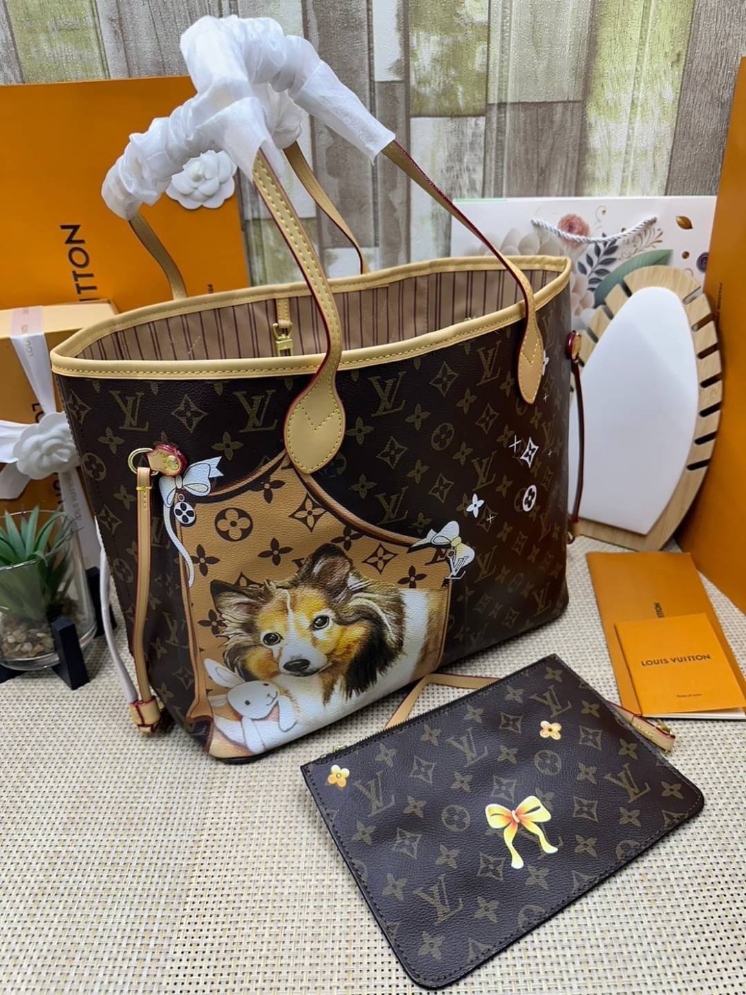 LV Neverfull MM Tote Monogram Canvas With Cat / Puppies กระเป๋าทรงโท้ท รุ่นลิมิเต็ด พิมพ์ลายน้องหมา น้องแมว ลวดลายท่องเที่ยว ลายสีสัน เป็นการรังสรรค์สุดท้าทายครั้งใหม่ของกระเป๋ารุ่นไอคอนิกจากหลุยส์ ผสานความหลากหลายในการใช้งานยุคใหม่กับพลังสีสันอันสดใสได้อ