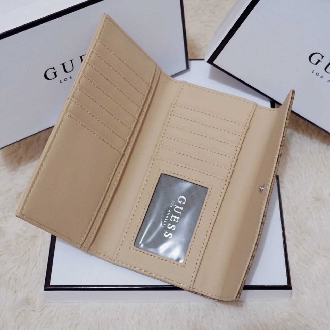 GUESS FACTORY WOMEN'S WALLET กระเป๋าสตางค์ใบยาว3พับดีไซน์สวยรุ่นใหม่ล่าสุดวัสดุหนังนิ่ม ปั๊มลายคมชัด ด้านหน้าประดับโลโก้แบรนด์สวย เปิดปิดด้วยฝาบนเปิด/ปิด ภายในมีทั้งช่องใส่รูป ช่องใส่ธนบัตร แบงก์พัน และช่องใส่บัตรหลายช่องแยกเป็นสัดส่วน ภาพถ่ายจากสินค