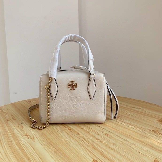 TORY BURCH KIRA PEBBLED SATCHEL BAG รุ่น 74650 กระเป๋าสะพาย Crossbody หนัง togo อะไหล่ทอง ทรงสวยสุดฮิต เป็นรูปทรงใหม่ มาแรงที่สุดในตอนนี้!! สัมผัสนุ่มมือ ตั้งอยู่ทรง ออกแบบเก๋ไก๋ สามารถปรับใช้ได้ 2 แบบ ไม่เหมือนใคร เปิดปิดด้วยซิป ภายในบุผ้าอย่างดี ช่องหลั