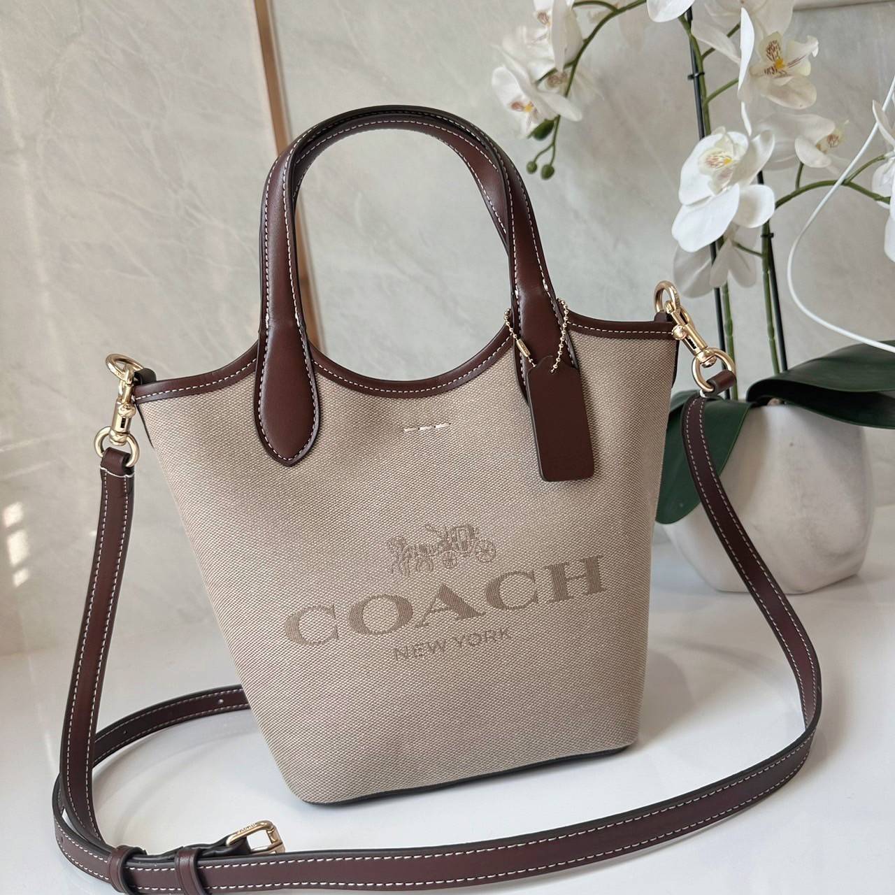พร้อมส่ง 5 สี COACH HANNA BUCKET BAG กระเป๋าถือ/สะพายข้างทรงบักเก็ตรุ่นใหม่ดีไซน์เก๋น่ารัก เกรดท็อปออริ เกรดดีสุด สลับแท้ 1:1 ใช้ต่างประเทศได้