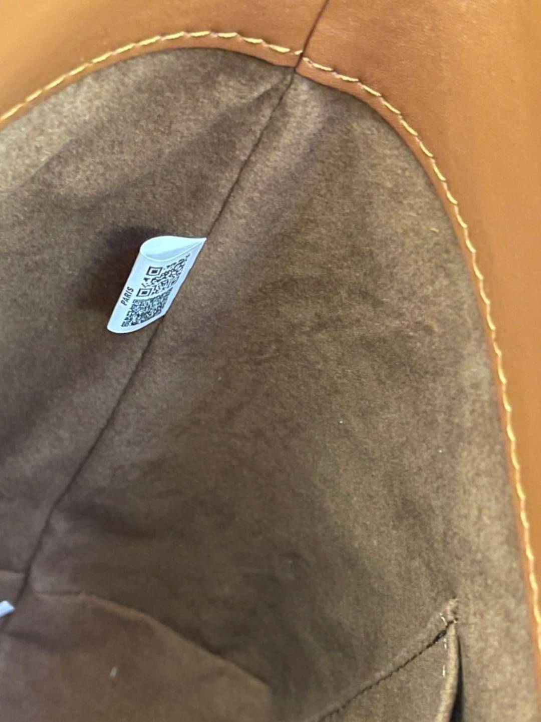 หนังแท้ CELINE SMALL BUCKET CUIR TRIOMPHE IN SMOOTH CALFSKIN / CELINE BUCKET BAG CUIR TRIOMPHE พร้อมส่งที่ไทย คอลเลคชั่นใหม่ ฮิตข้ามปี กับกระเป๋าสะพายทรงถัง ใช้งานง่ายที่สุด สายสะพายในตัว ปรับใช้ได้เลย วัสดุหนังวัว เรียบหรู ผู้ดีไปอีก โดดเด่นด้วยโลโก้เอกล