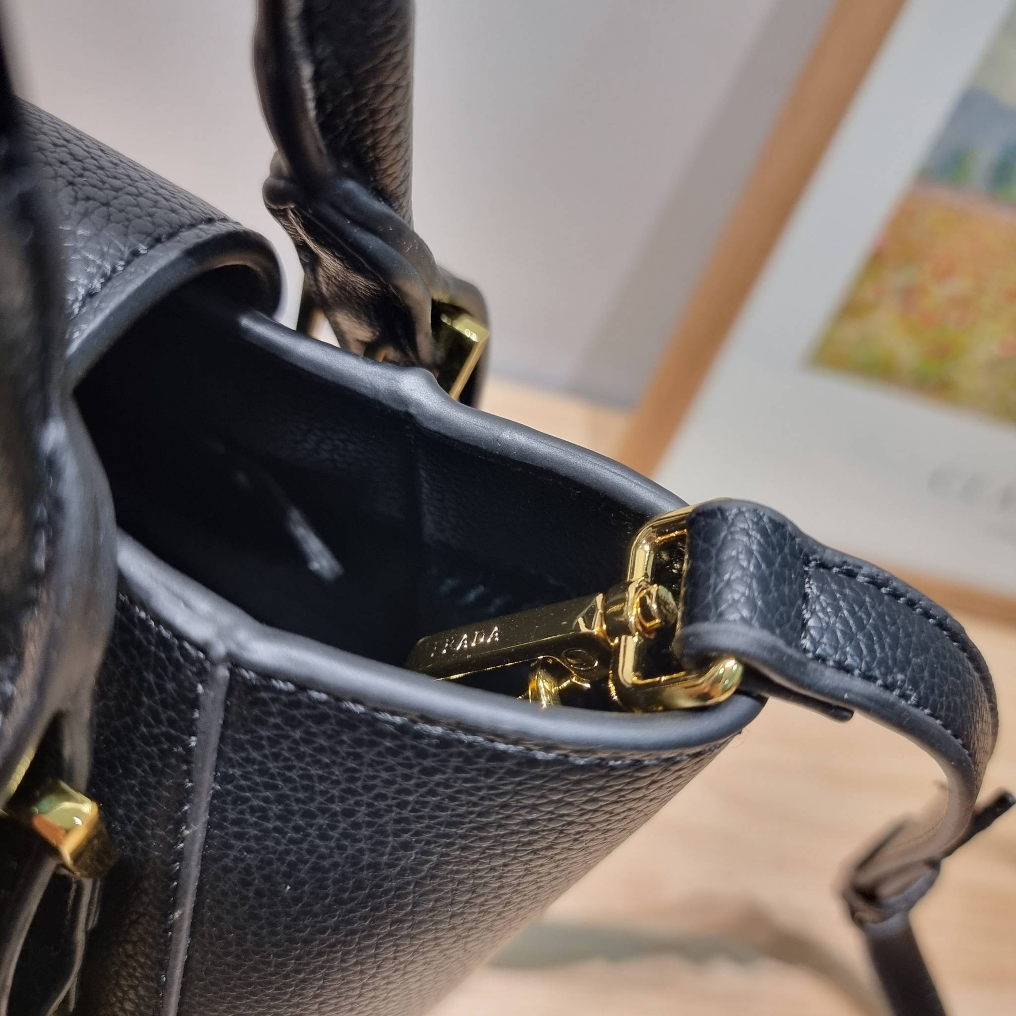 PRADA Saffiano leather bag / Prada leather bag กระเป๋าถือ/สะพายล่าสุด ที่ดีไซน์เรียบหรู สวยคมชัด เต็มไปด้วยดีเทลน่าใช้ สายคล้องไหล่ที่สามารถถอดออกได้