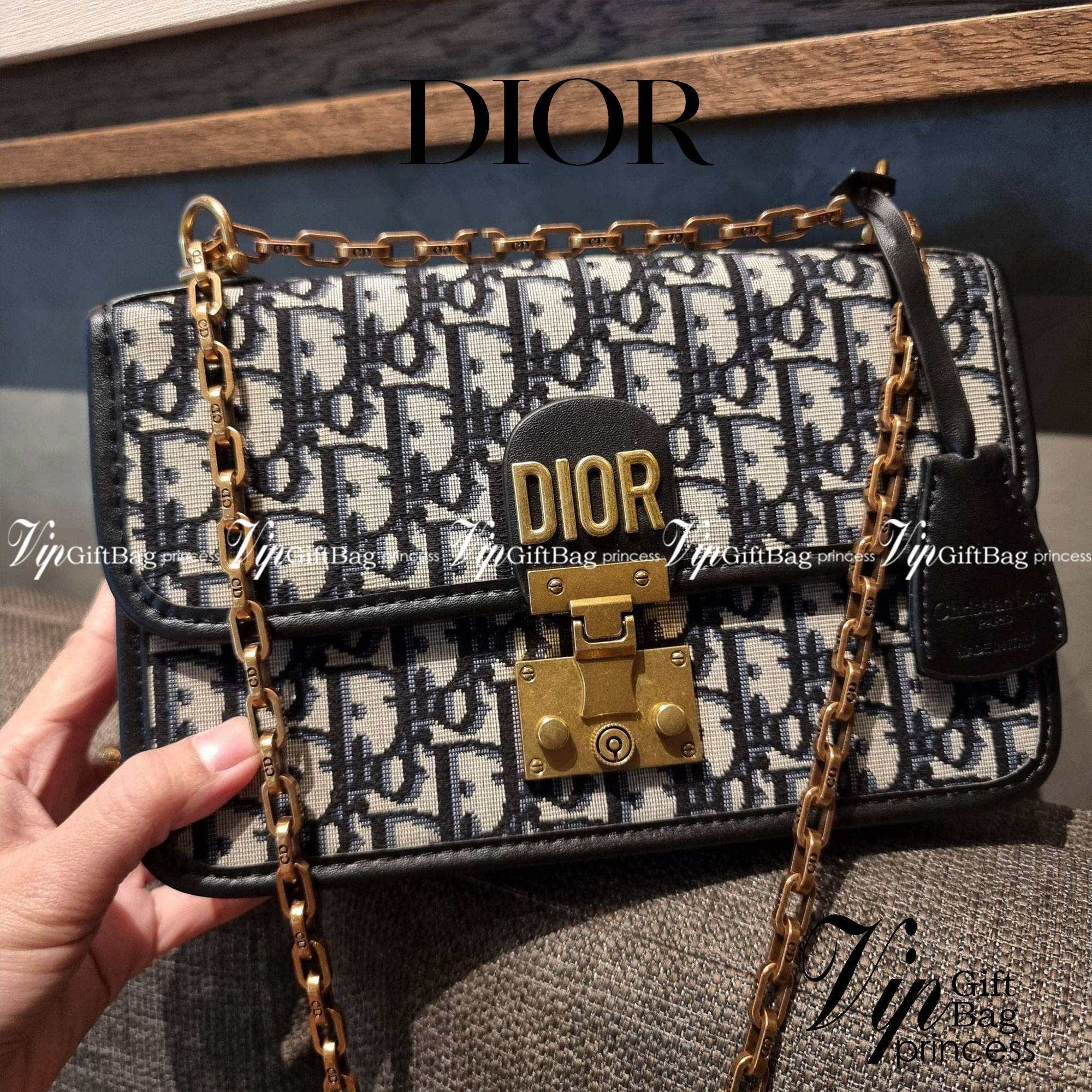 DIOR CD ADDICT FLAP BAG กระเป๋าสะพายดีไซน์คลาสสิค สวยผู้ดี โดดเด่นด้วยโลโก้และอะไหล่ตัวล็อคสีทอง เพิ่มดีเทลความหรูขึ้นไปอีก วัสดุผ้าแคนวาสทอลวดลายเอกลักษณ์ ภายในเป็นช่องโล่ง มีช่องซิป สายสะพายโซ่ในตัว ปรับใช้ได้ 2 แบบ สะพายข้าง หรือสะพายโซ่คู่ที่ไหล่ก็สะด