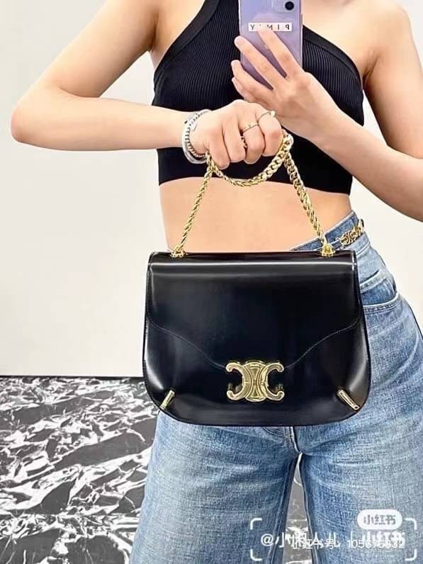 CELINE chain besace triomphe in shiny calfskin กระเป๋าสะพายสายโซ่ซีลีน รุ่นใหม่ล่าสุด อีกหนึ่งรุ่นในซีรีส์ Triomphe ที่ได้รับความนิยมอย่างมาก ด้วยรูปร่างทรงโค้งมนมีความคลาสสิกตามแบบฉบับแบรนด์