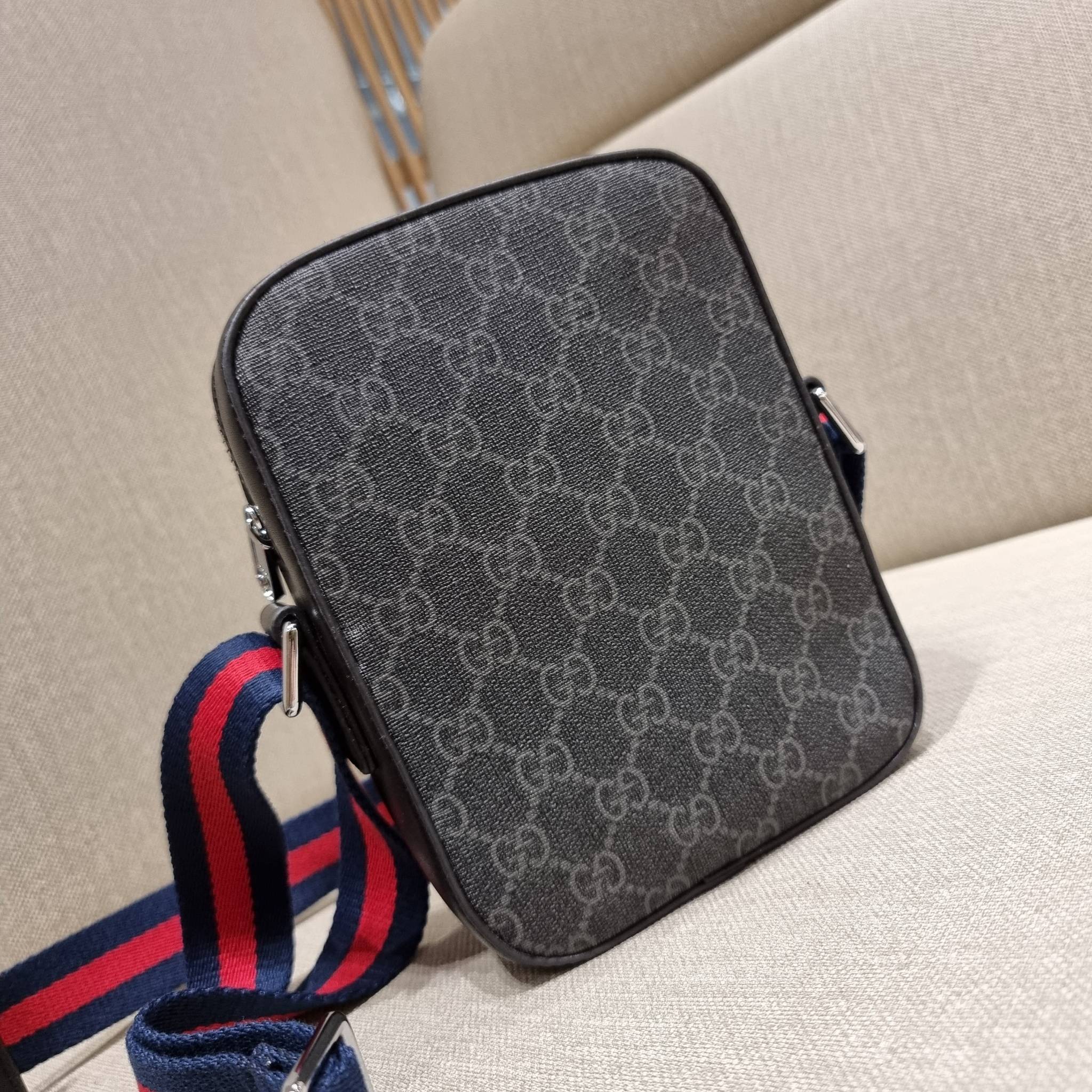 VIP 】GC VIP MINI MESSENGER CROSSBODY BAG กระเป๋าสะพายข้างพรีเมี่ยมลุคสปอร์ต เรียบแต่แอบหรู ไซส์มินิ น่าใช้!! วัสดุหนังแคนวาส ไม่ต้องห่วงเรื่องความทนทาน ✔️ ตกแต่งสายคาดหรู เท่ ดีไซน์สีตามสัญลักษณ์แบรนด์ เข้ากันมากๆ!! เปิด-ปิดด้วยซิป ด้านหน้ามีช่องซิ