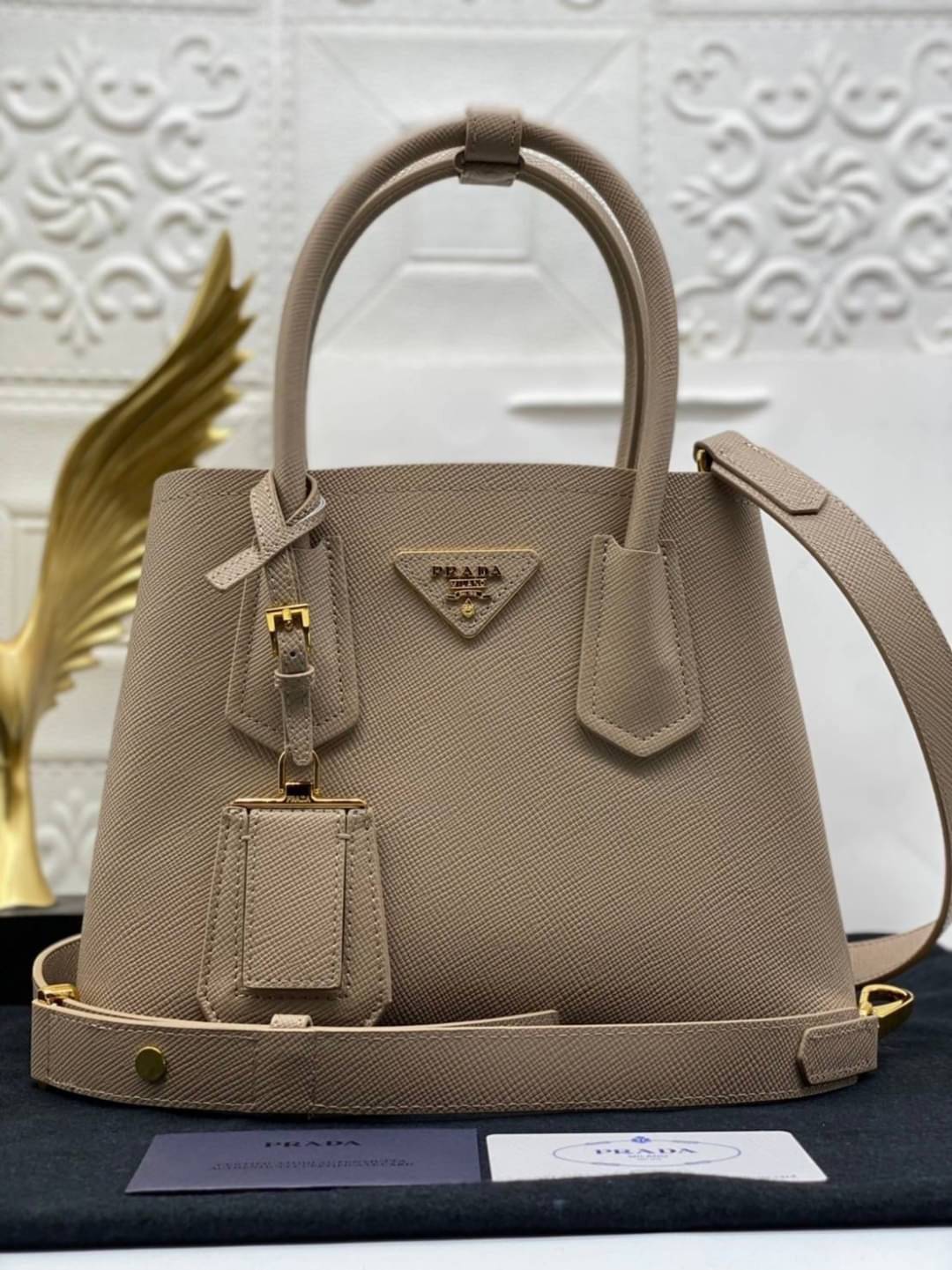 25cm Prada Small Saffiano Leather Double Bag / Prada Double Bag กระเป๋าสะพายพราด้า อีกหนึ่งรุ่นฮิต ให้พื้นที่จุของกว้างขวาง เป็น Tote Bag ใช้งานง่าย ได้ทุกที่ ทุกโอกาส ด้วยขนาดของกระเป๋าที่สามารถจุของได้หลากหลาย เป็นอีกรุ่นที่เหมาะสมสำหรับการเป็น Everyday