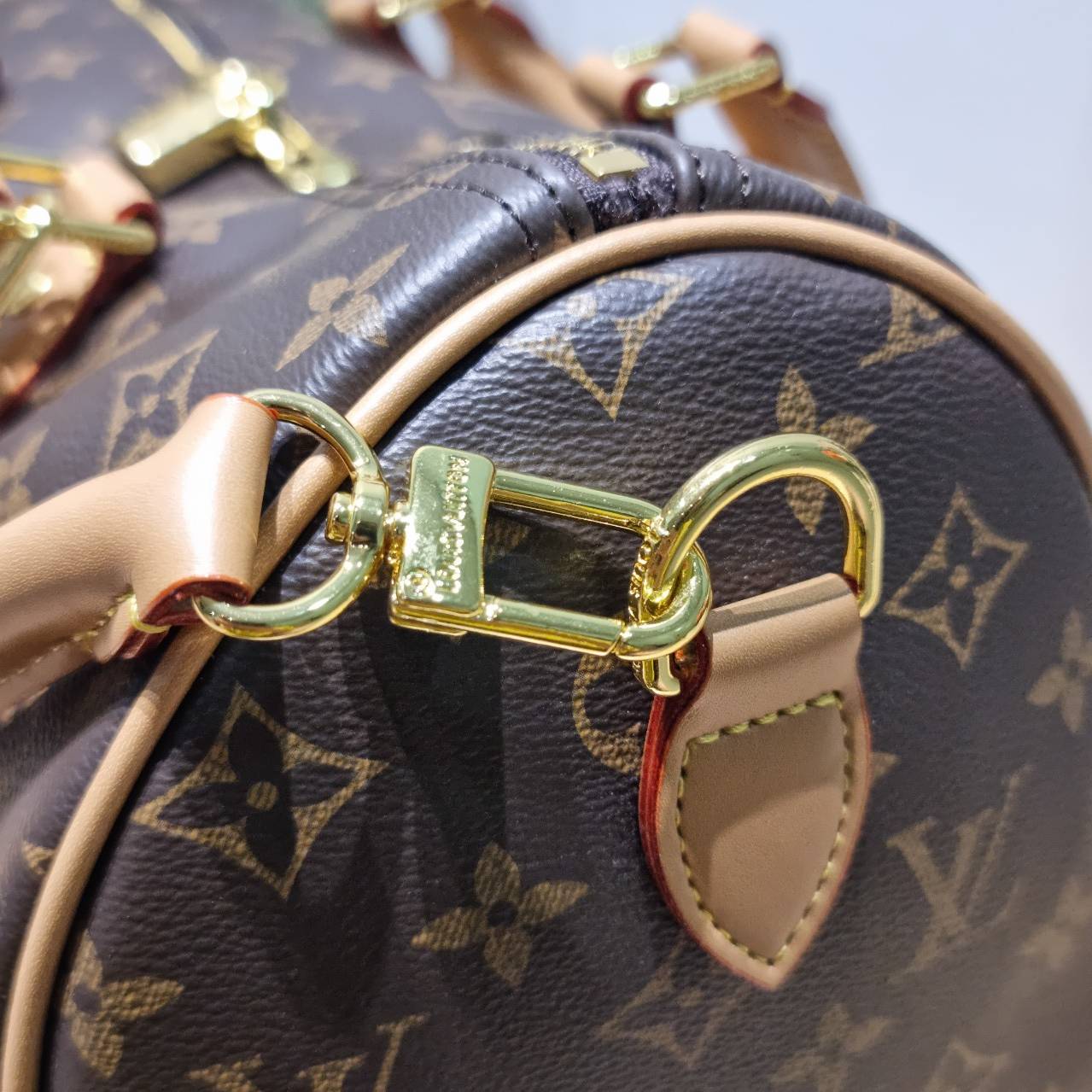 LV speedy soft 30 crafty bag กระเป๋าทรงหมอน รุ่นท็อปฮิต กับดีไซน์ใหม่ต้อนรับฤดูกาลท่องเที่ยว โดดเด่นด้วยการตกแต่งลายพิมพ์ซิกเนเจอร์ และป้ายแท็กหนังสุดเก๋