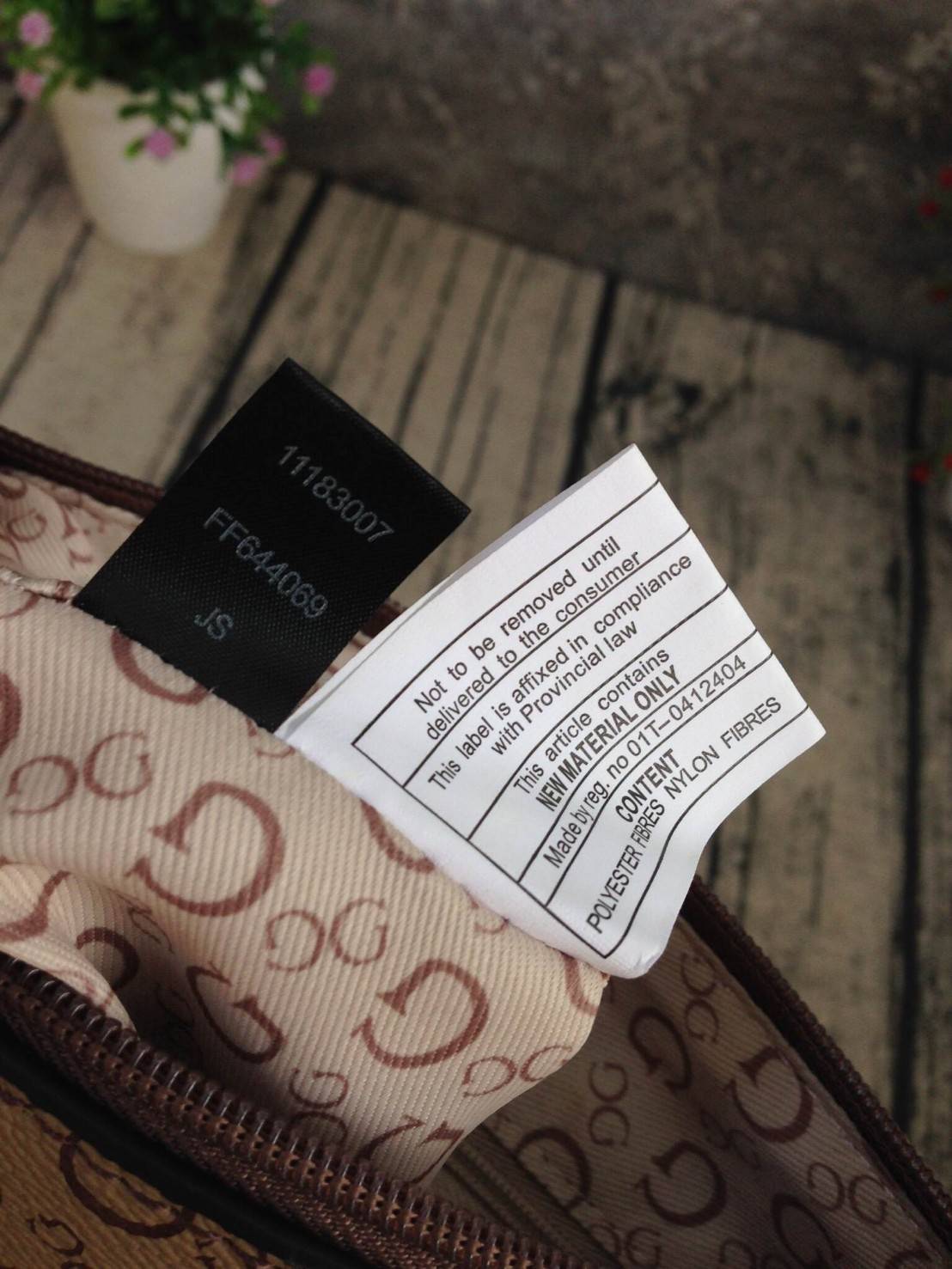 GUESS CROSSBODY กระเป๋าสะพายข้าง ผู้หญิงหรือผู้ชาย สามารถใช้ได้ค่ะ วัสดุหนังแกะสังเคราะห์พิมพ์ลายแบรนด์ ด้านหน้าประดับโลโก้แบรนด์มีเงิน เปิดปิดด้วยซิป น้ำหนักเบา ด้านในบุผ้าพิมพ์ลายเฉพาะของแบรนด์ มีช่องซิปด้านในอีก 1 ช่องค่ะ