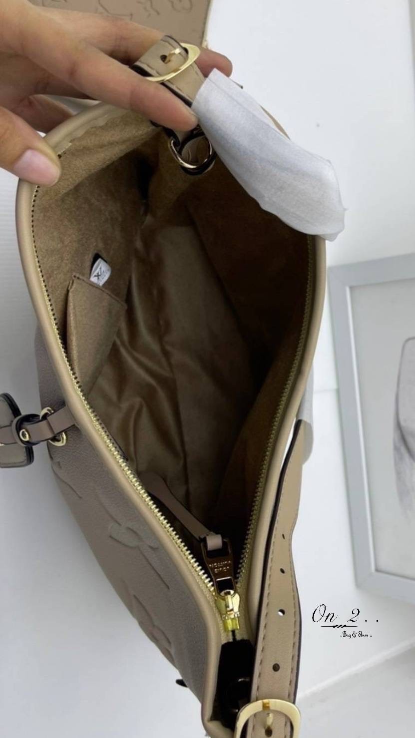 LV CARRYALL PM Monogram Empreinte รุ่นลิมิเต็ดสีเรียบหรู ที่สาวๆตามหา กระเป๋าสะพายไหล่ทรงสวย ดีไซน์เรียบง่ายคลาสสิค หรู ดูผู้ดี รูปทรงใช้งานง่าย มาพร้อมใบลูก ไว้เก็บของจุกจิก วัสดุหนังแคนวาส พร้อมเสิร์ฟให้ในราคาน่ารักๆ ของมันต้องมีแบบนี้ ก็ต้องตำได้แล้วน้